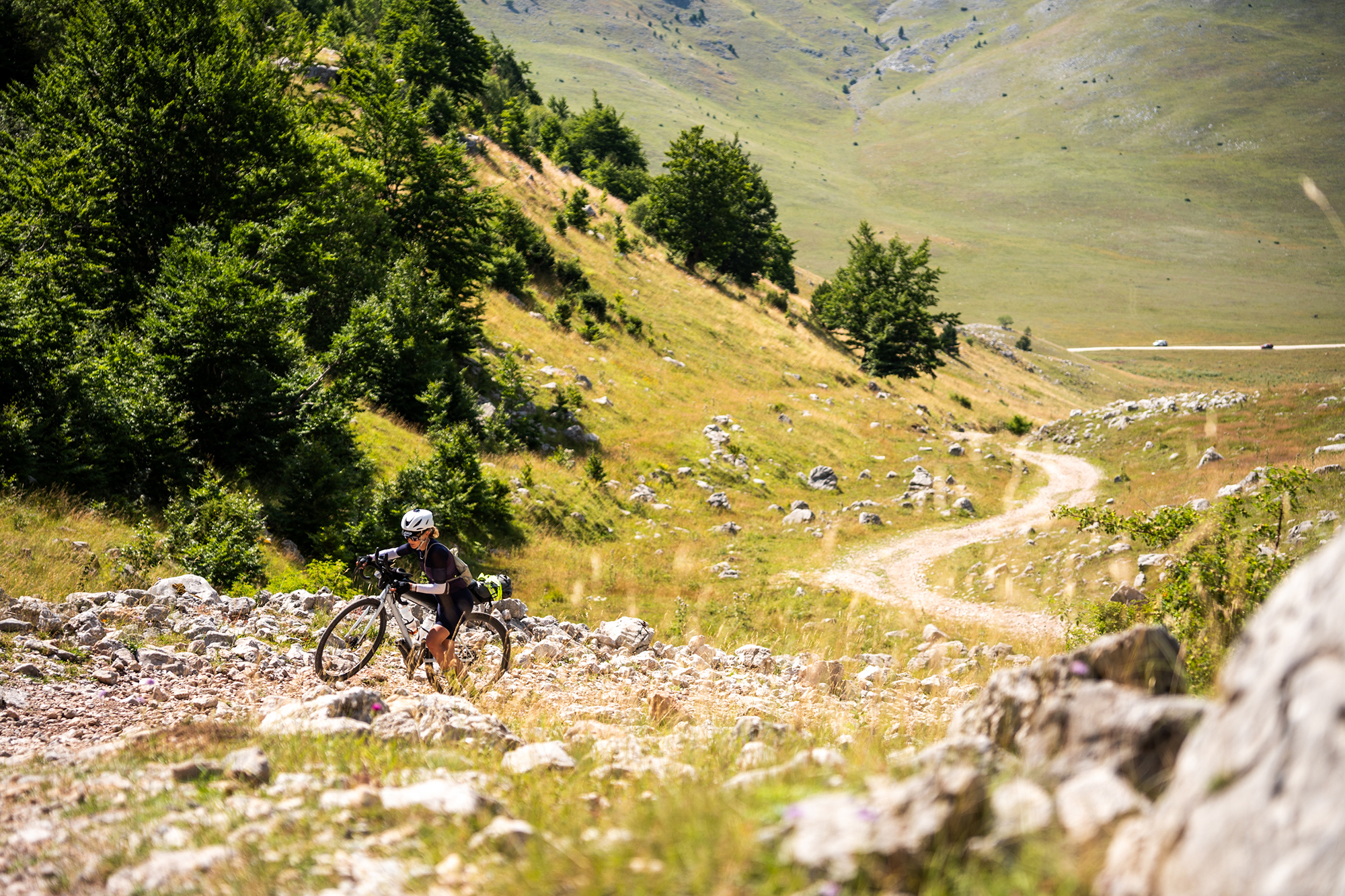 Jana Kesenheimer climbs in Bosnia (Credit: Tom Gibbs)