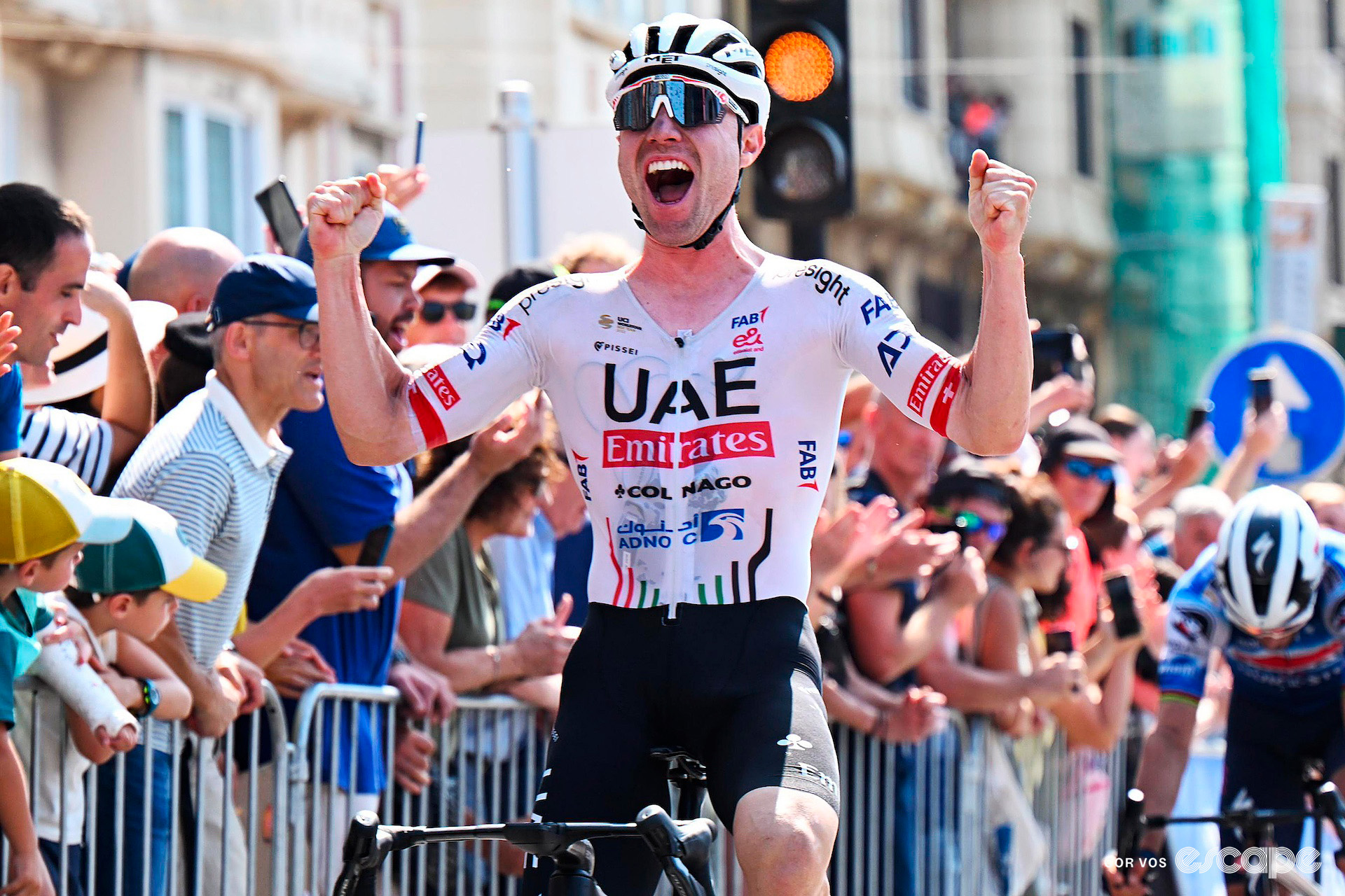 Marc Hirschi celebrates victory at Clásica San Sebastián with a roar.