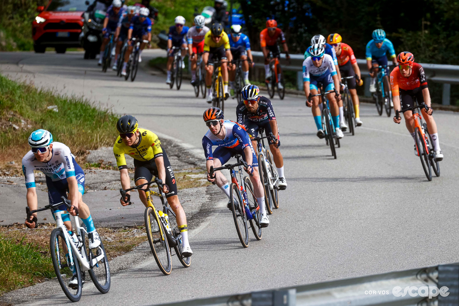 Matej Mohorič, Wilco Kelderman, Eddie Dunbar, Dani Martinez and Thymen Arensman lead the strong 23-man breakaway on a descent during Il Lombardia 2024.