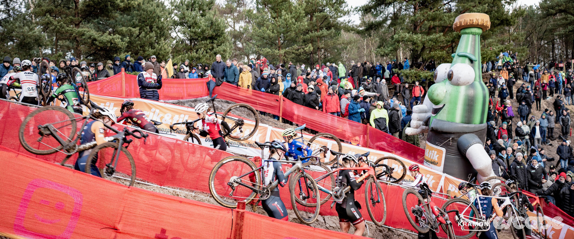 The elite women's field during cyclocross World Cup Zonhoven.