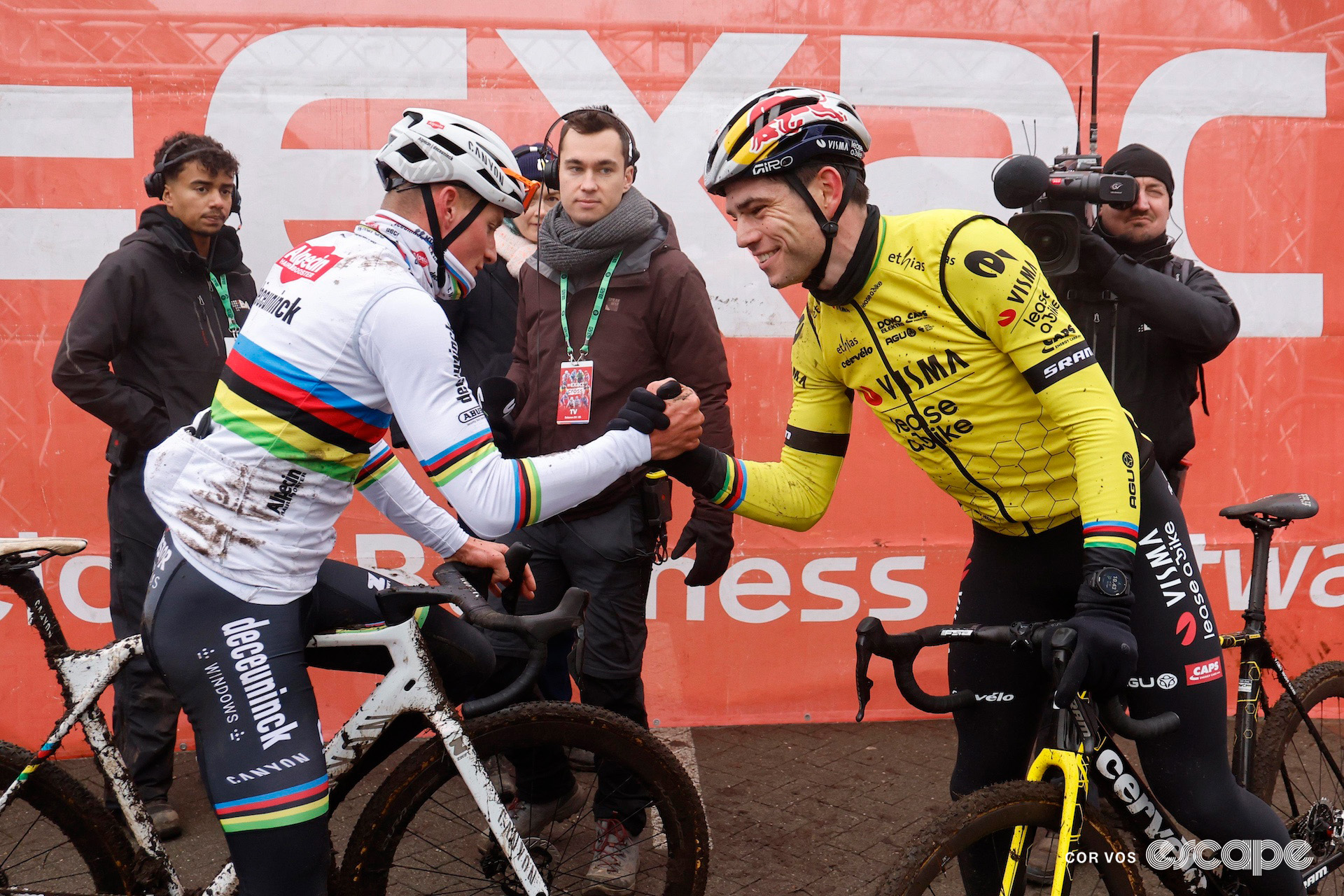 Mathieu van der Poel and Wout van Aert greet each other before Exact Cross Loenhout.