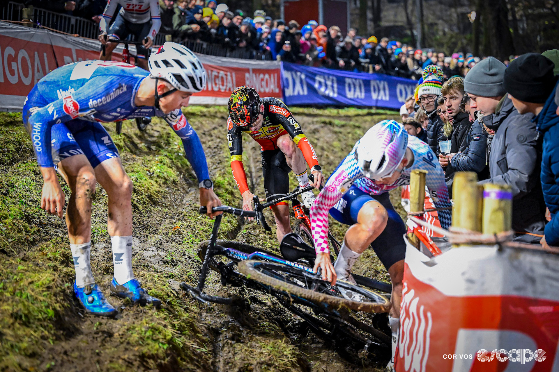 A crash involving Jente Michels, Anton Ferdinande and Eli Iserbyt during Superprestige Diegem.