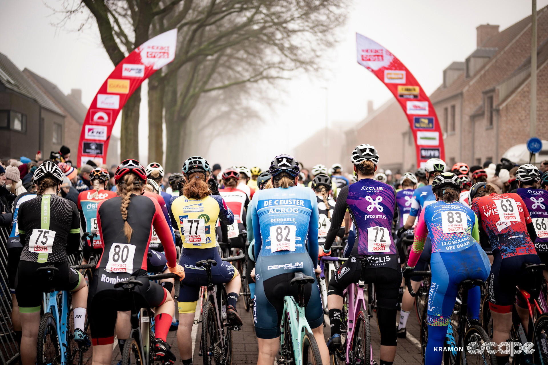 The elite women's start of Exact Cross Loenhout.