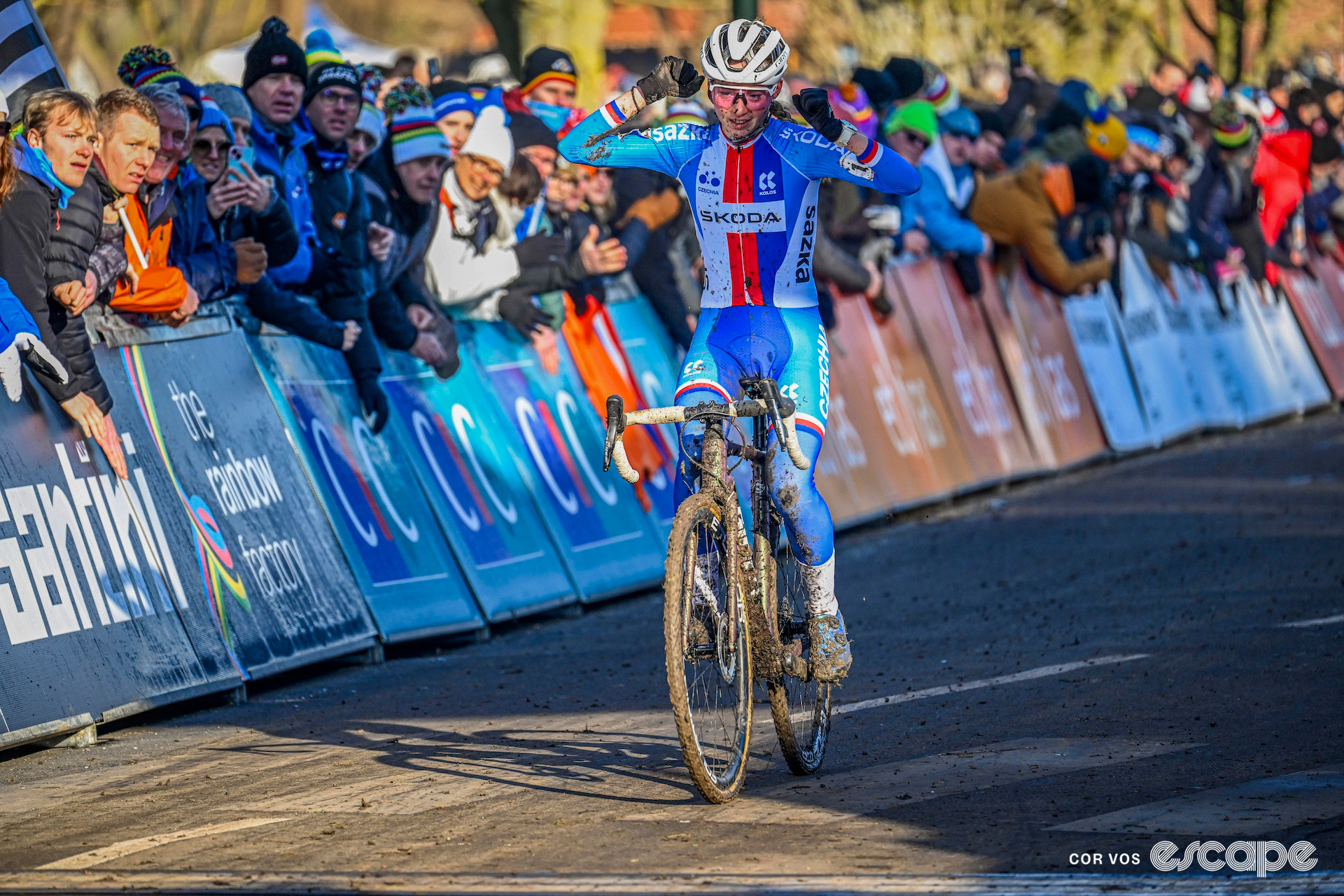 Czech junior Barbora Bukovská celebrates one lap too early during the 2025 junior women's cyclocross World Championships.