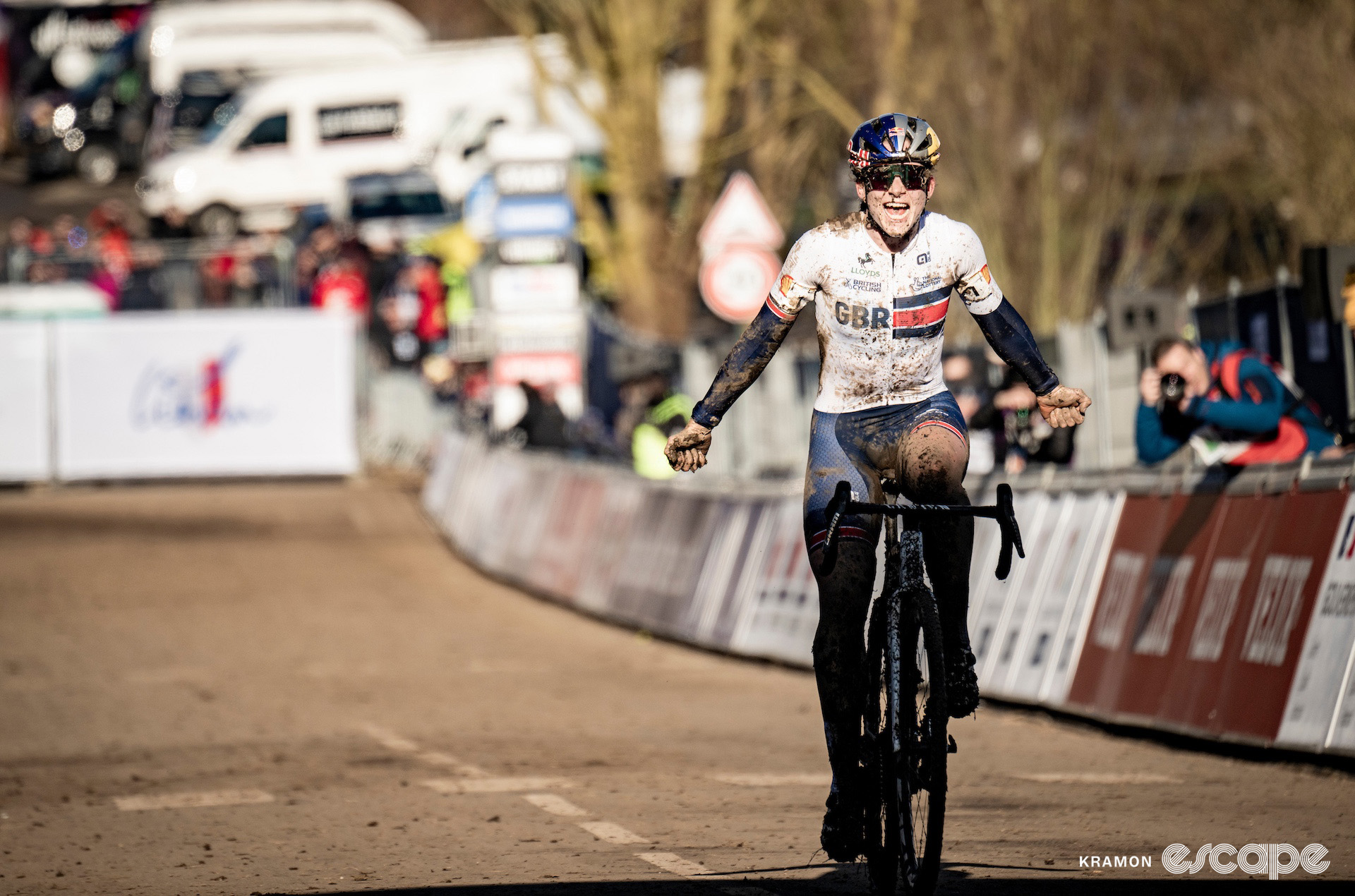 British rider Zoe Backstedt roars as she celebrates victory at the 2025 under-23 women's cyclocross World Championships.