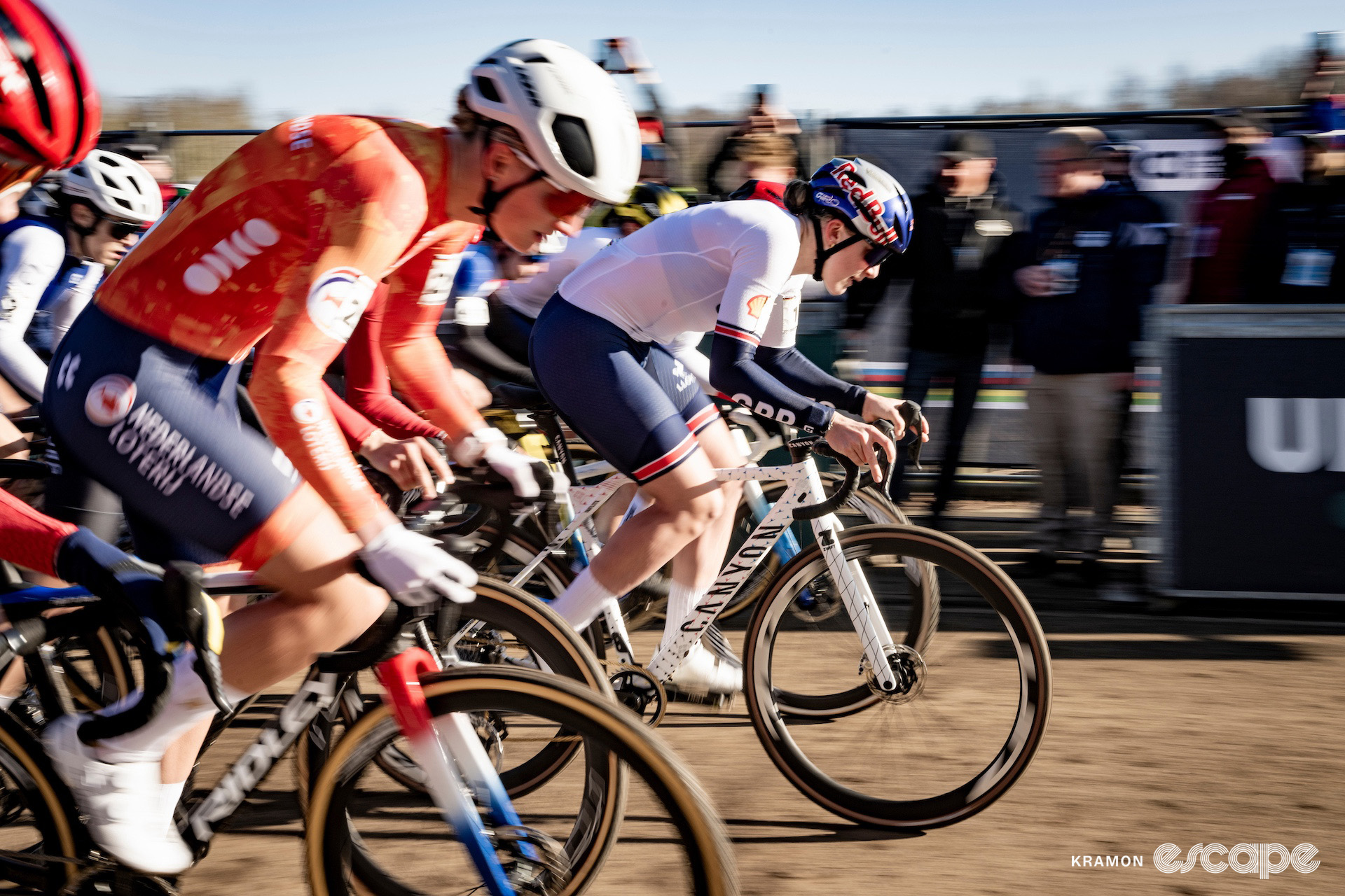 Briton Zoe Backstedt leads the under-23 women's pack off the start line, just ahead of Dutch rider Léonie Bentveld, at the 2025 cyclocross World Championships.