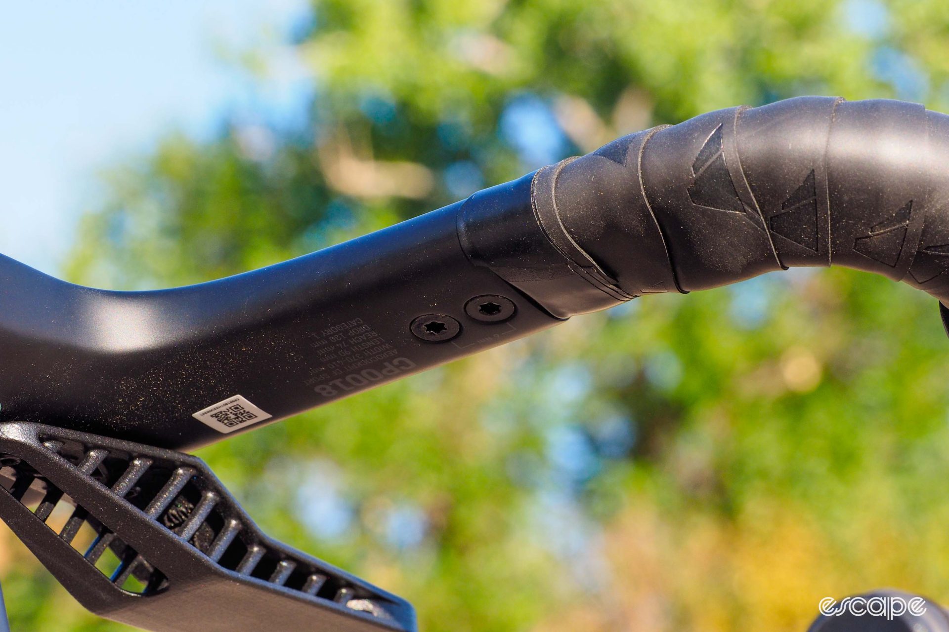 The Canyon CP0018 Aerocockpit features an adjustable-width bar, accessed from two Torx-head bolts flush to the underside right where the bar tape ends.