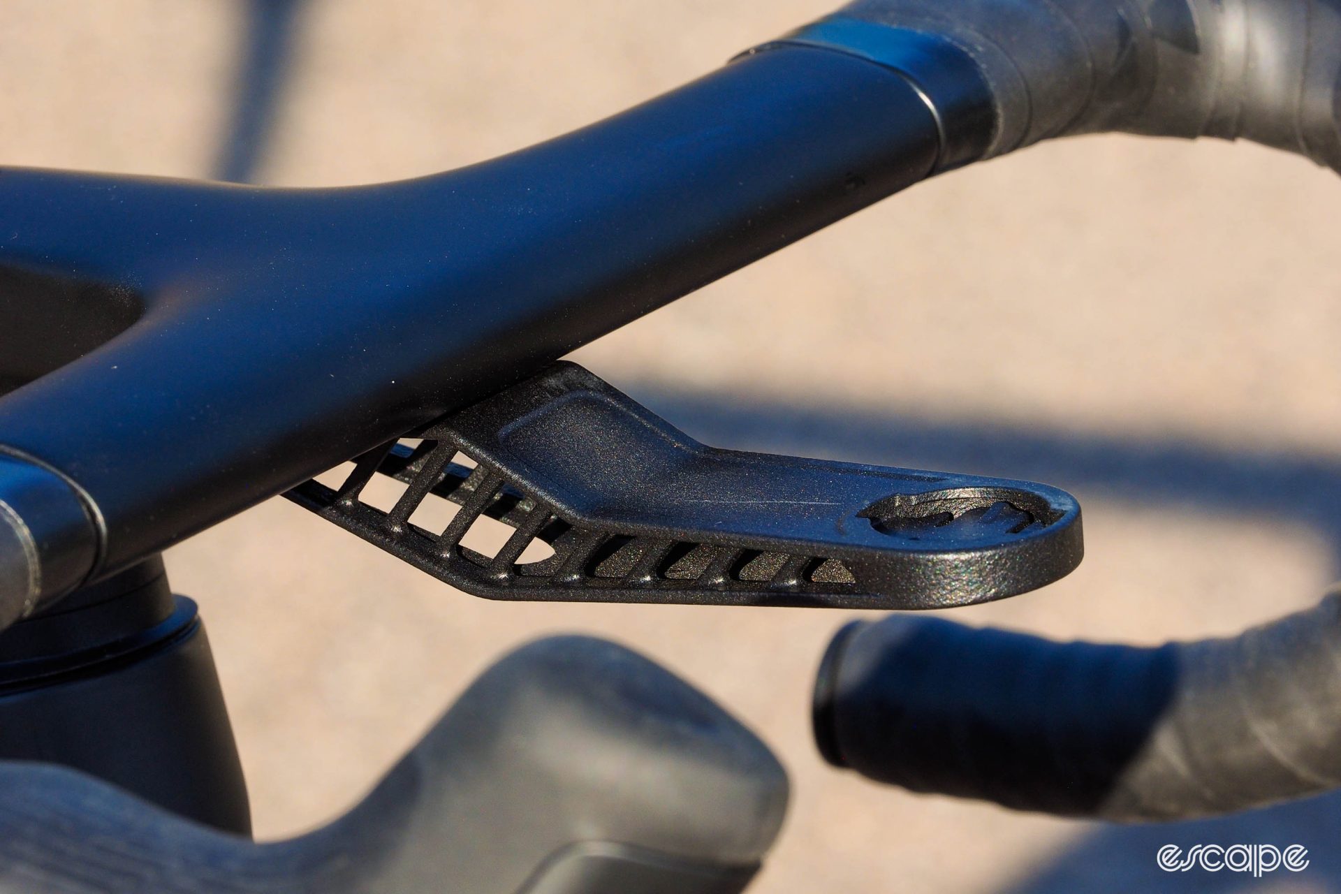 Canyon includes its 3D-printed computer mount. It attaches to the front of the handlebar and features a low-profile design that holds your computer screen flush with the top of the handlebar tops.