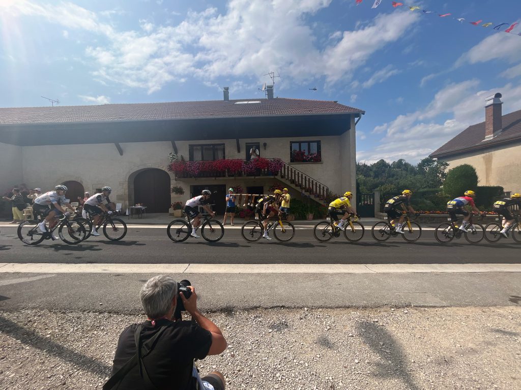 The yellow jersey passes by.