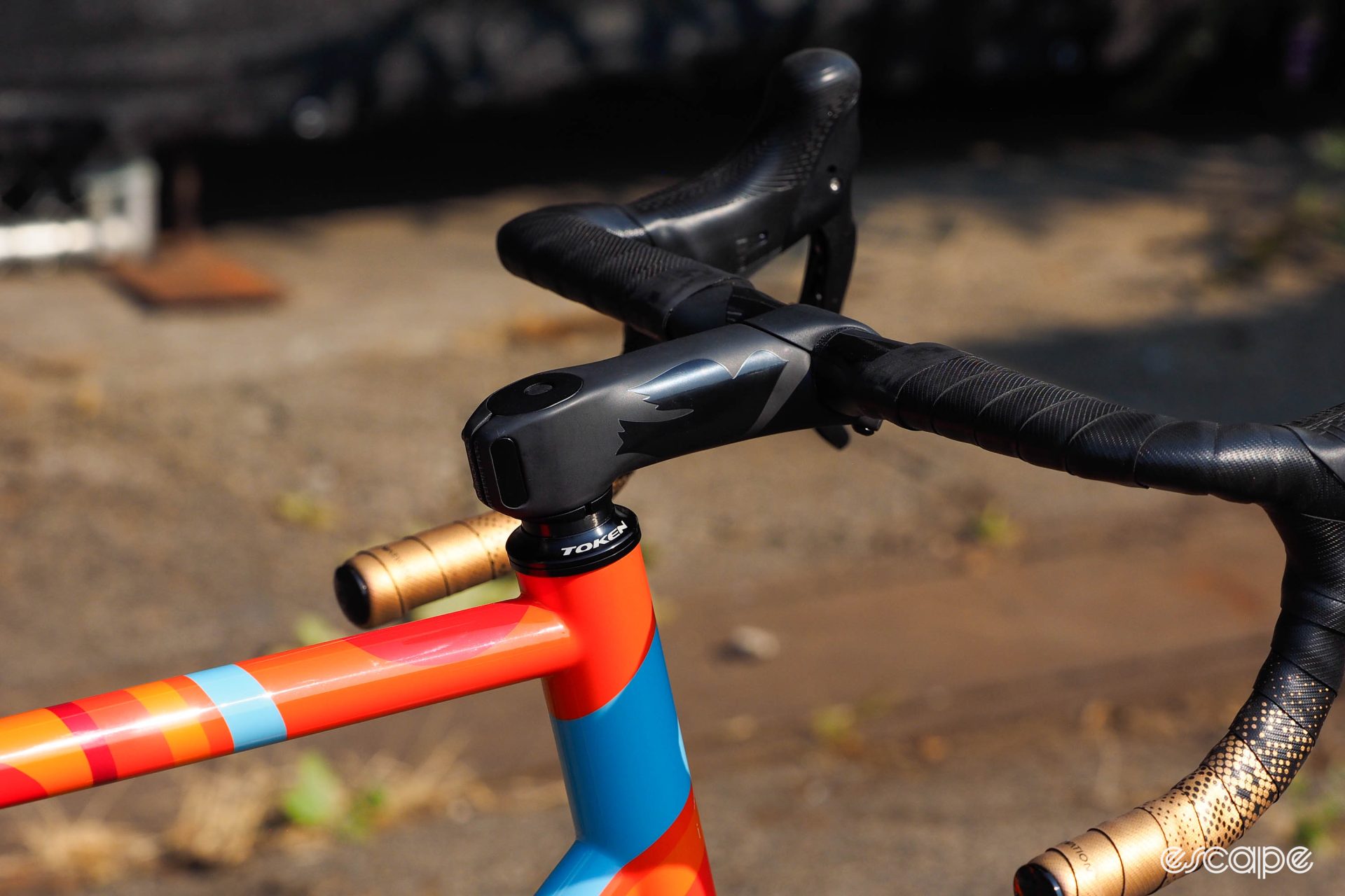 Detail shot of integrated stem routing, with cables fully concealed.