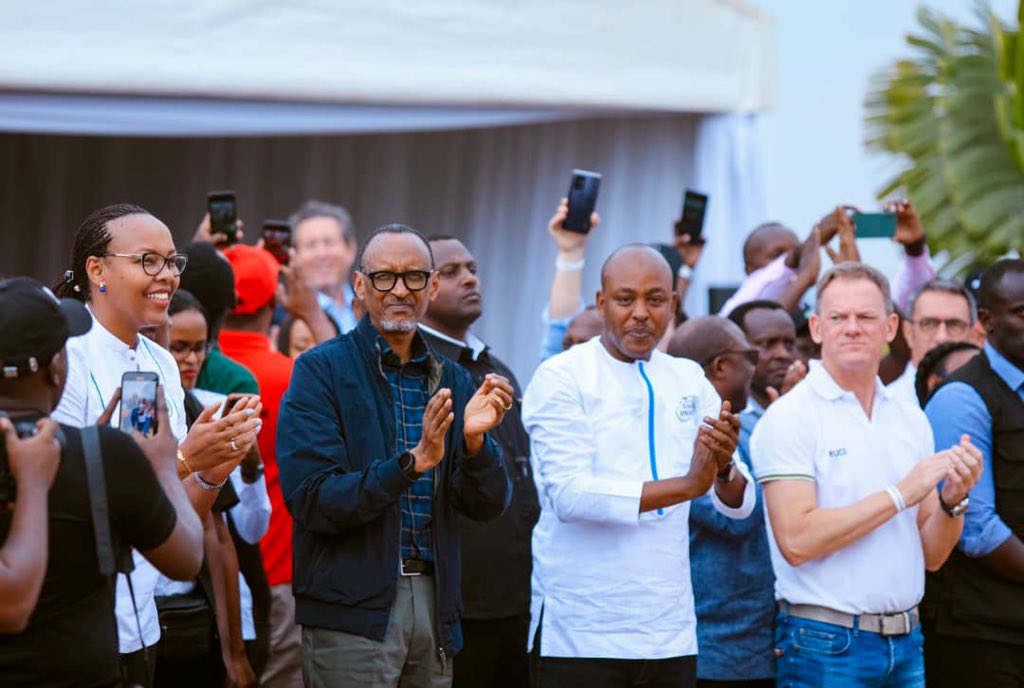 Rwandan President Paul Kagame and Abdallah Murenzi applaud at the 2023 Tour du Rwanda.