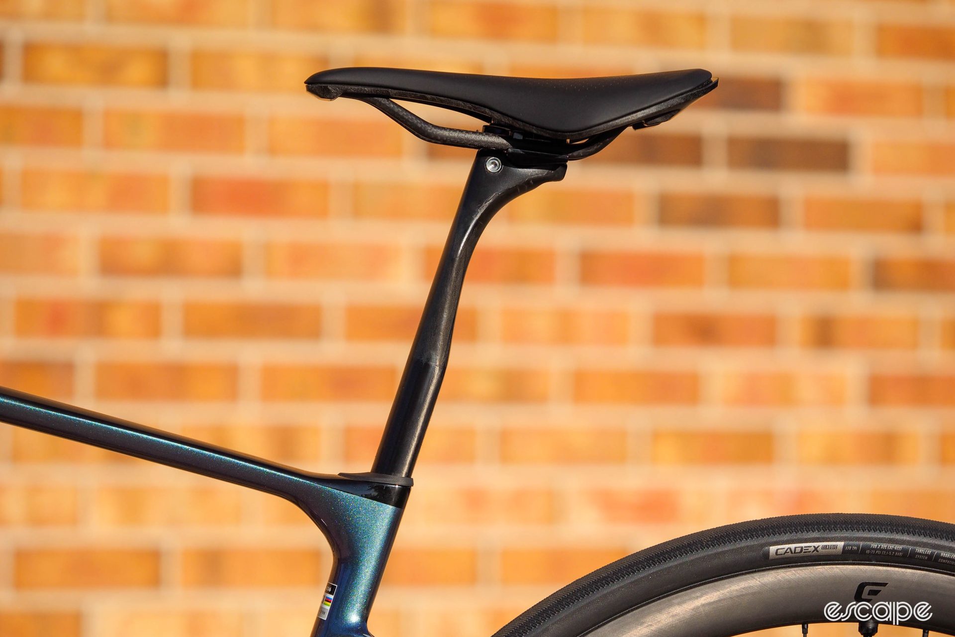 The D-Fuse seatpost on the 2024 Giant Defy Advanced features a D-shape profile and slightly scalloped top section below the seat clamp for flex.