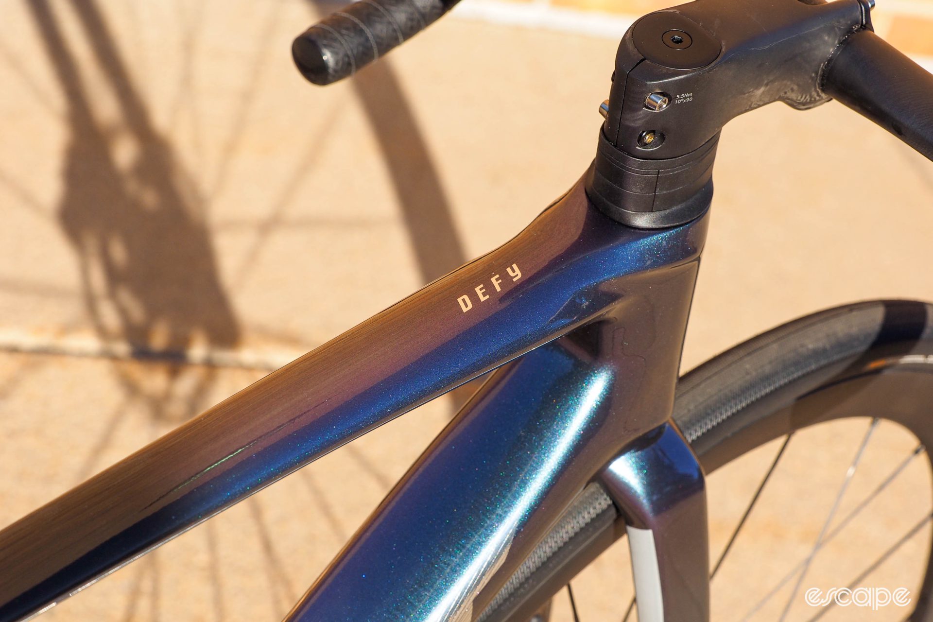 The top tube of the 2024 Giant Defy Advanced features a subtle "Defy" logo."