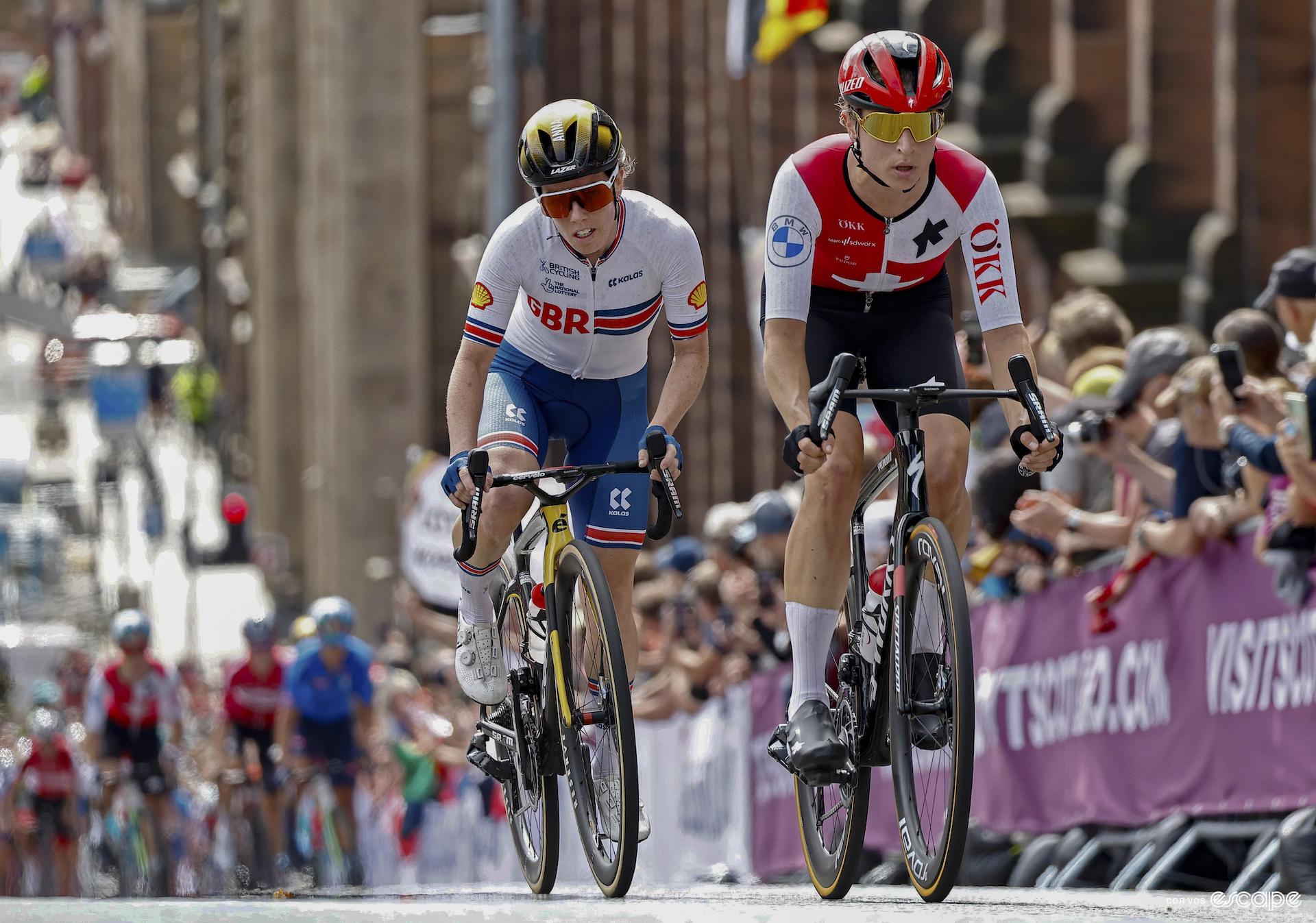 Anna Henderson of Great Britain and Marlen Reusser of Switzerland during the 2023 World Championship road race. 