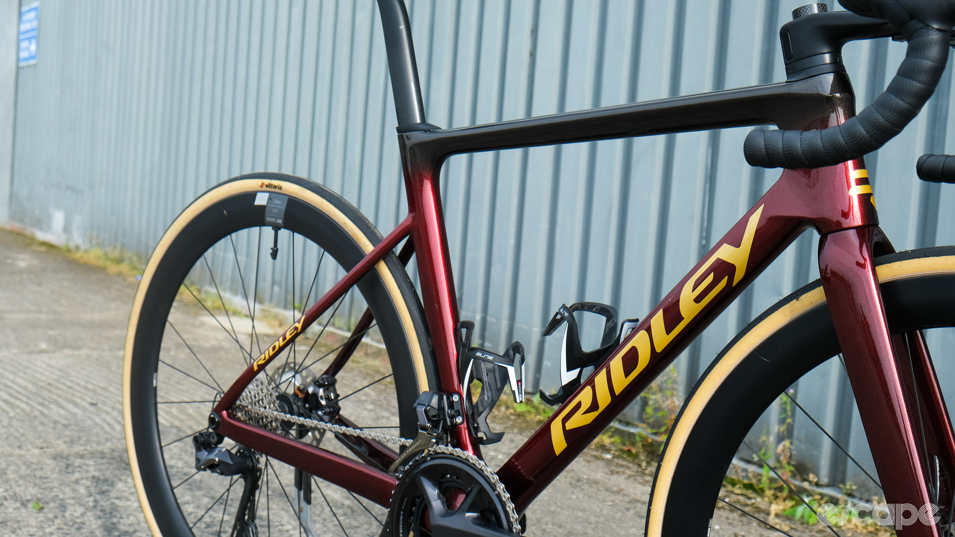 The Falcn RS in profile, showing dropped seat stays, truncated aero-profile tubing, and a top tube Ridley claims helps aid stability in crosswinds.