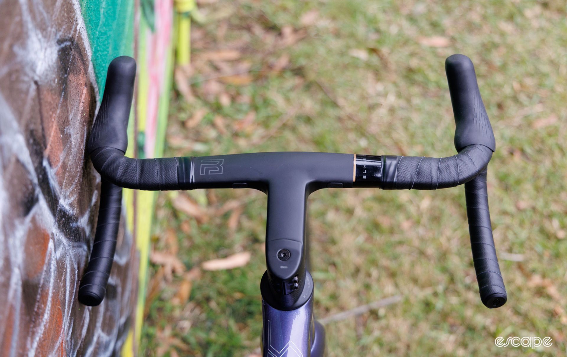 A view of the Polygon Helios A7X's handlebar from the top. 