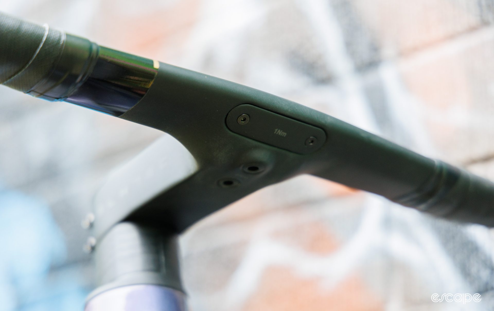 A view of the Polygon Helios A7X's handlebar from the bottom. 