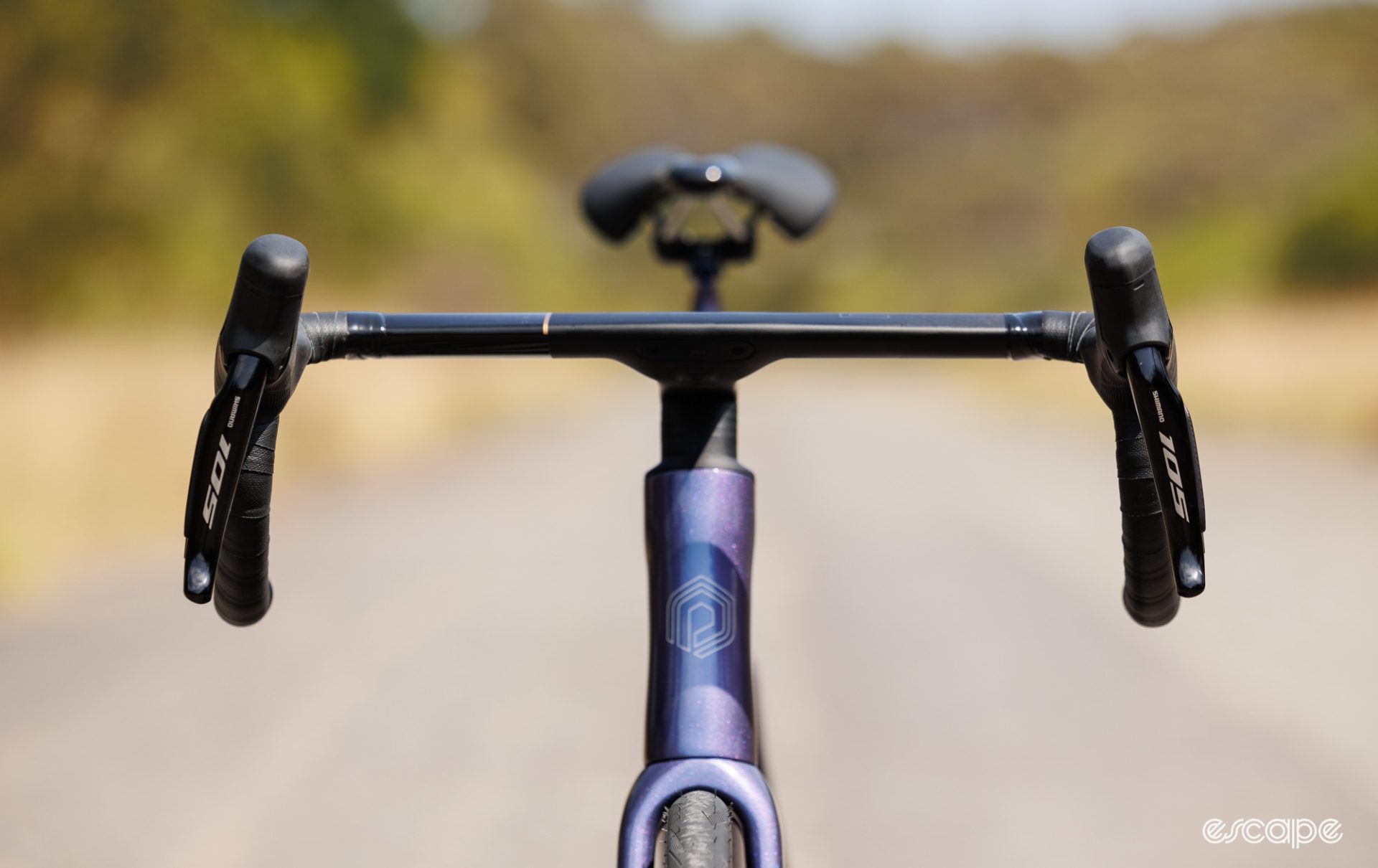 A front on view of the Polygon Helios A7X, one that shows an aero handlebar and no visible cables. 