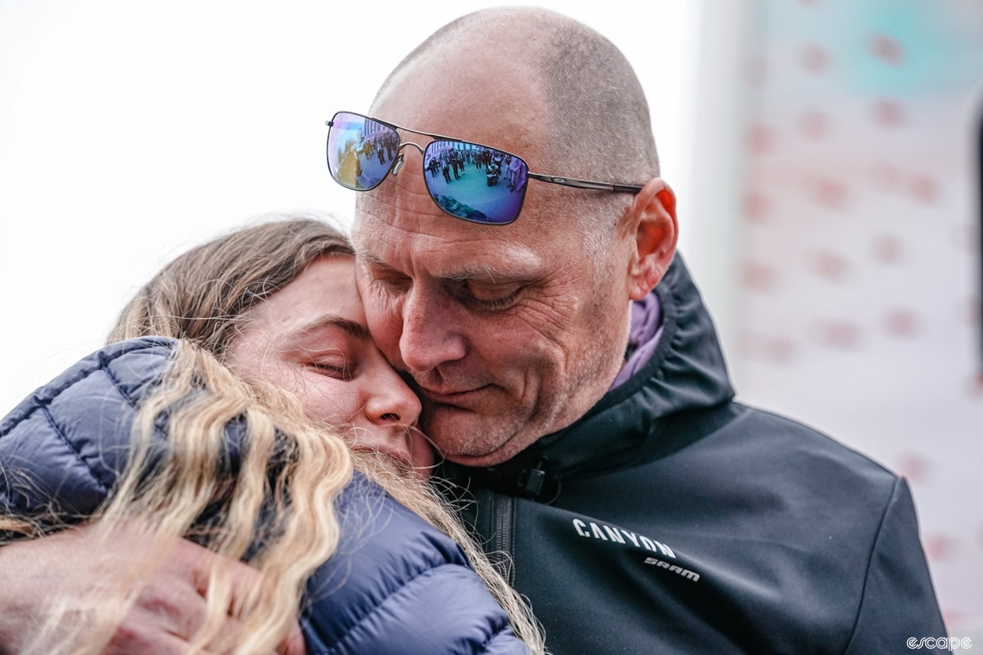 Zoe Bäckstedt hugs her dad Magnus after the 2022 edition of Paris-Roubaix Femmes. 