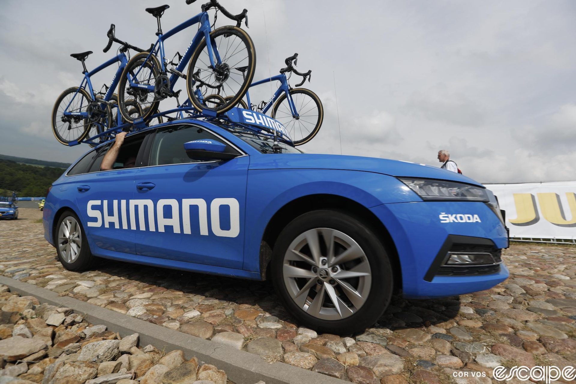 A Shimano neutral support vehicle drives the course at the 2023 Dutch national championships.