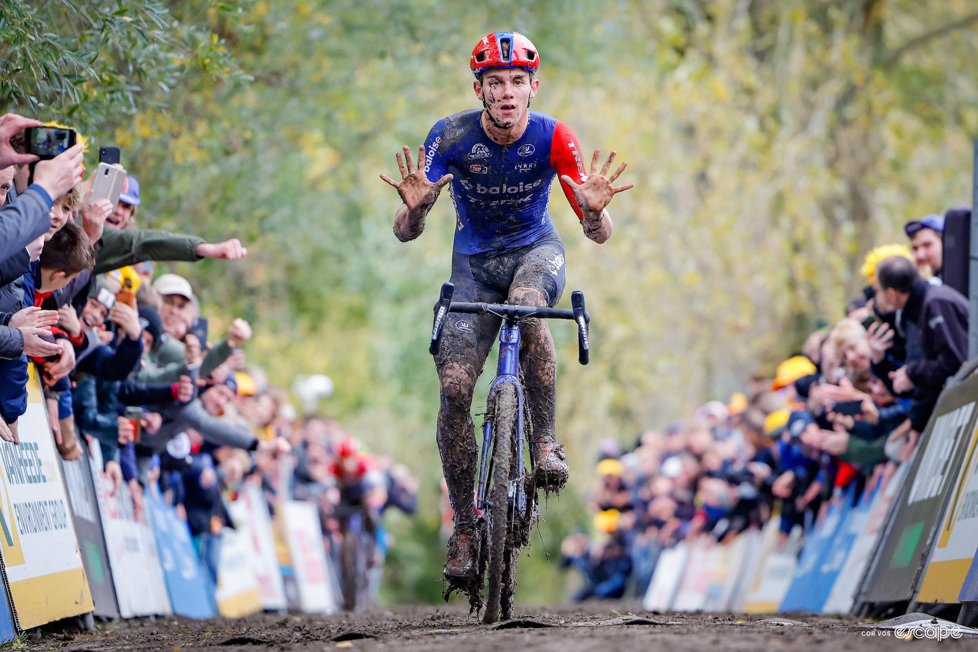 Thibau Nys celebrates Koppenbergcross victory with ten fingers held up to denote the ten wins he and his father share at the race.