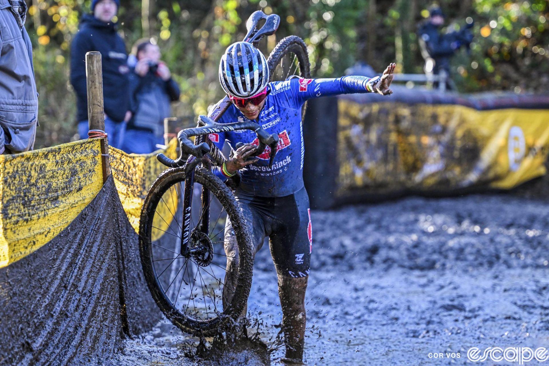 Ceylin del Carmen Alvarado fights for balance while running at the Superprestige Niel. She is looking down and her left arm is out to the side to keep from falling.