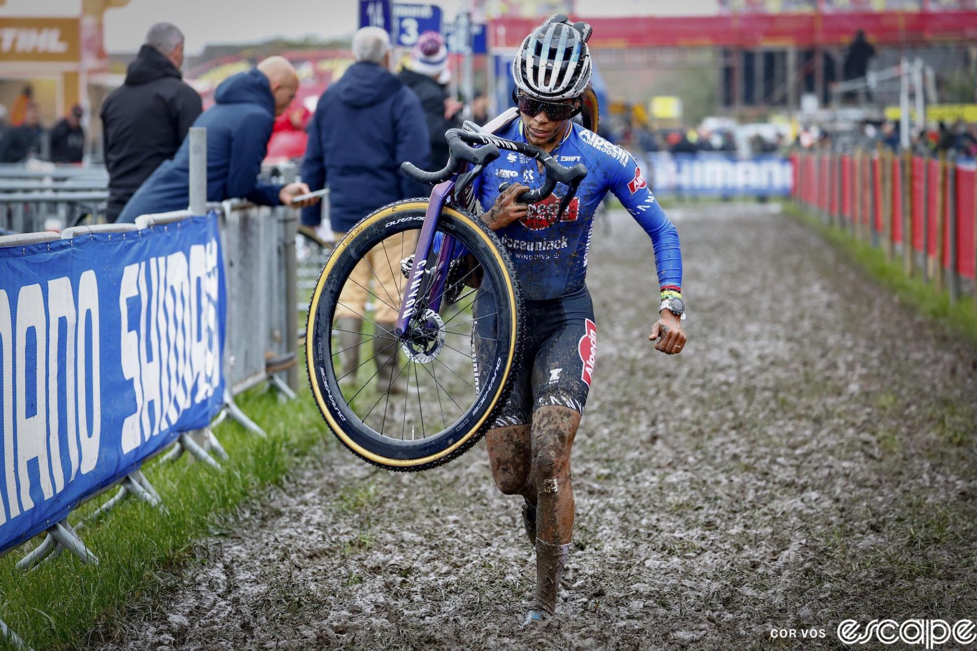 Ceylin del Carmen Alvarado runs in the mud at the World Cup Dendermonde. She's alone, with no other racer in sight behind her.