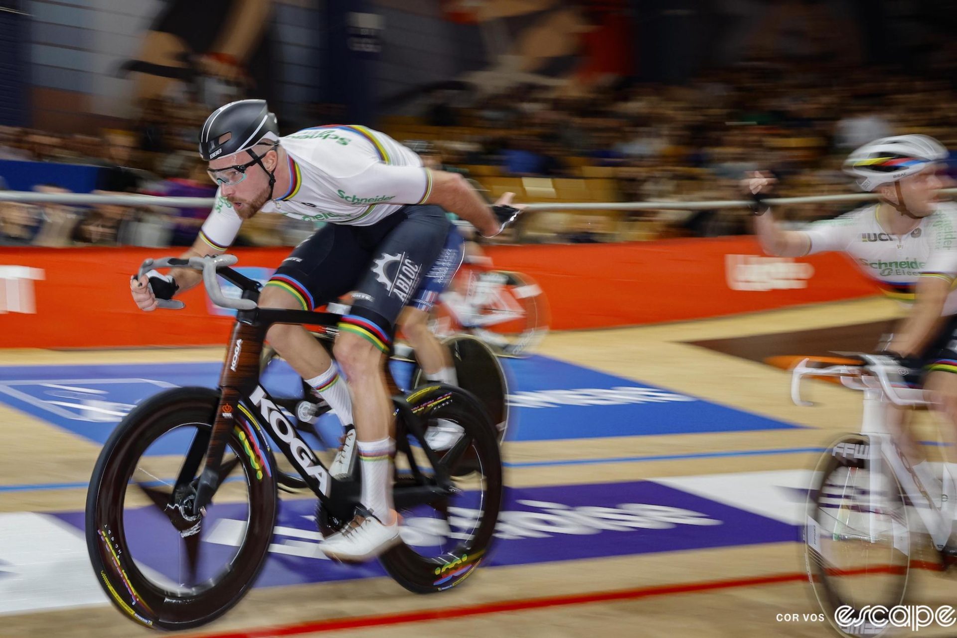 Jan-Willem van Schip releases a handsling from teammate Yoeri Havik. Both are in a blur of speed - Van Schip focused on the track ahead as Havik looks over his shoulder to his left to exit the track.