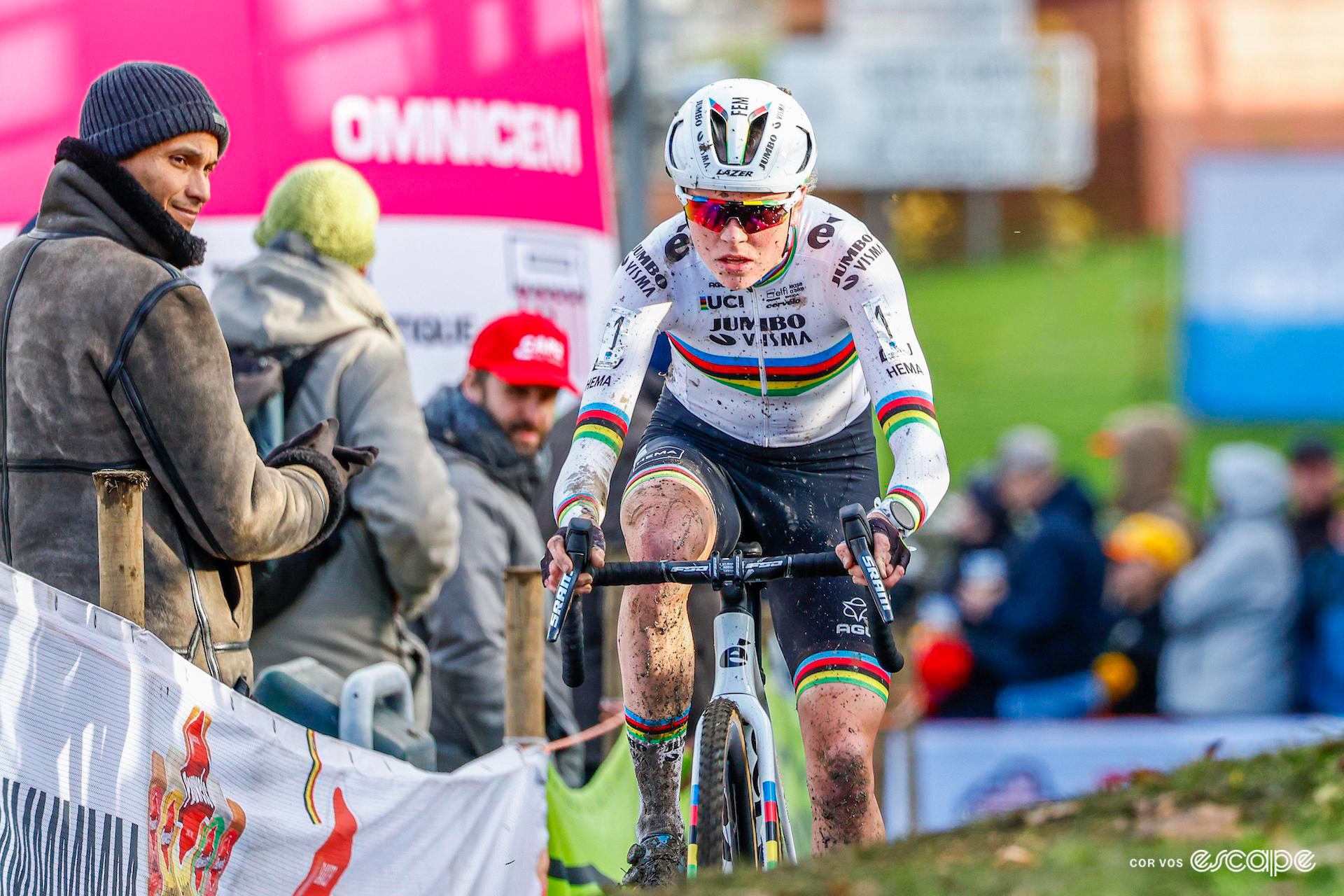 Fem van Empel rides alone in the lead of the X20 Trofee Kortrijk, mud splattering her world champion's kit detailed with rainbow bands.