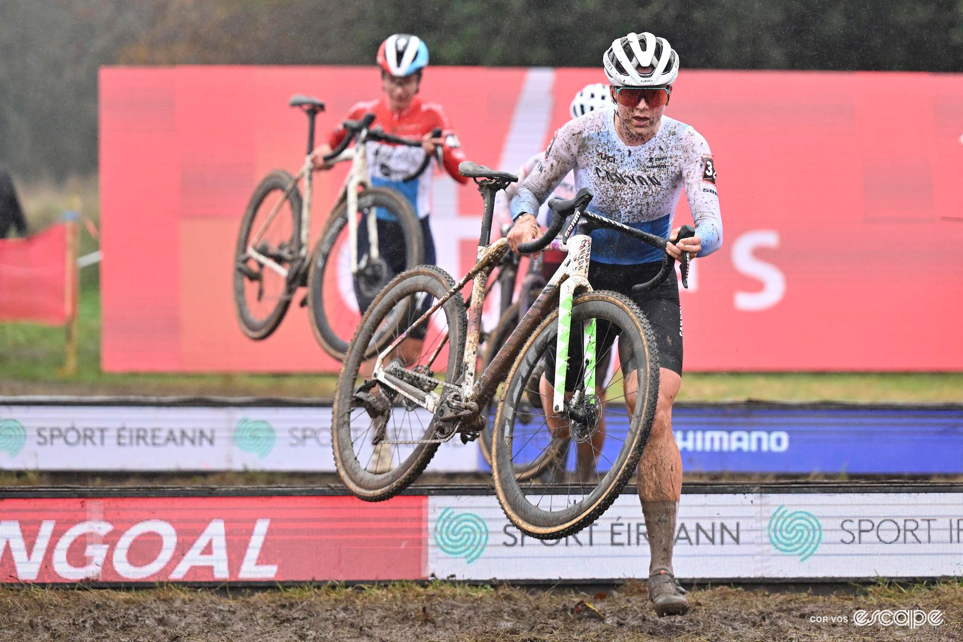 Zoe Bäckstedt deftly leaps the second barrier with her bike in hand early in CX World Cup Dublin, her kit only lightly splattered with mud so far.