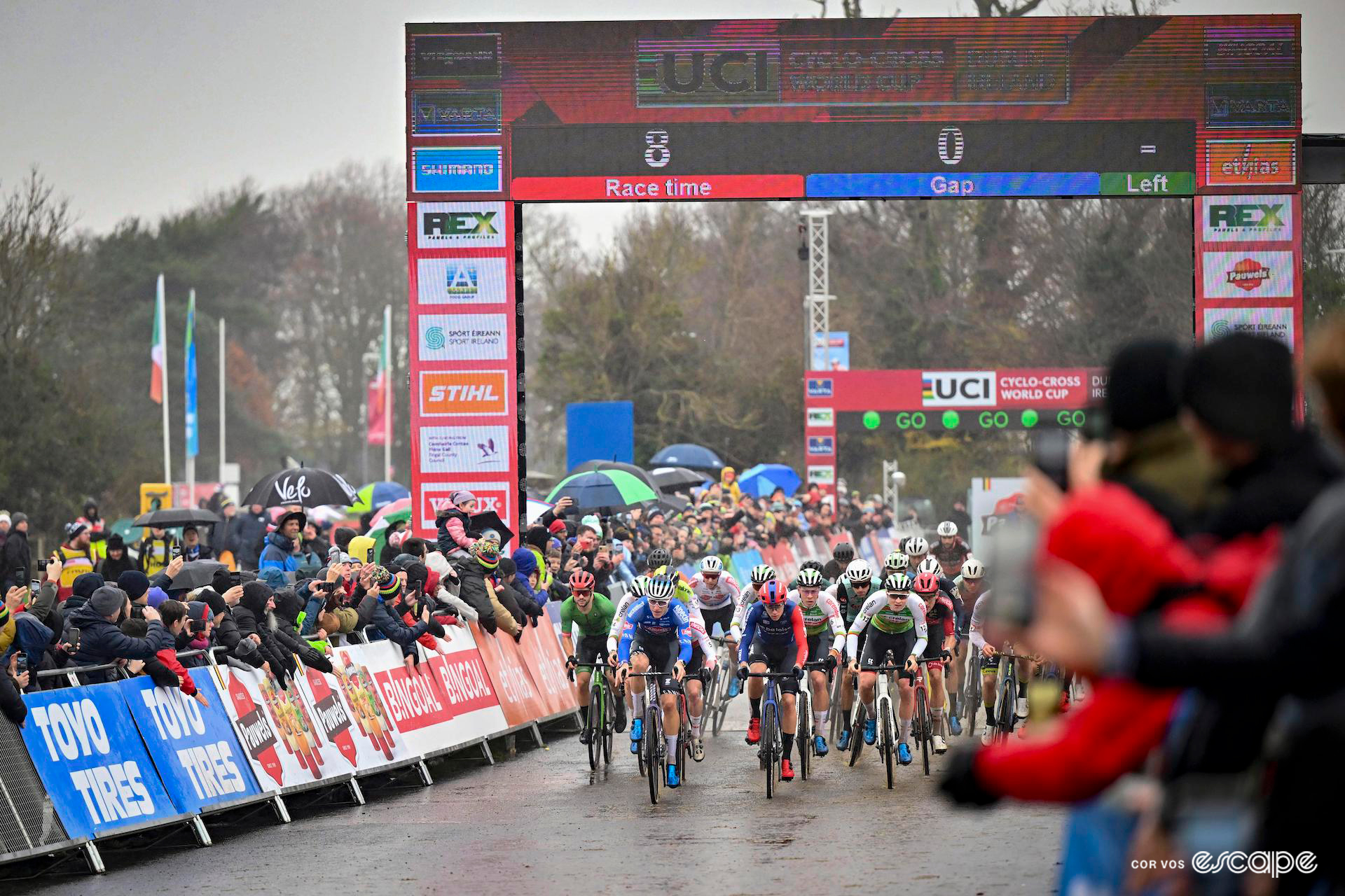 The men's field leaves the start line of CX World Cup Dublin, cheered on by a big crowd despite the rain.