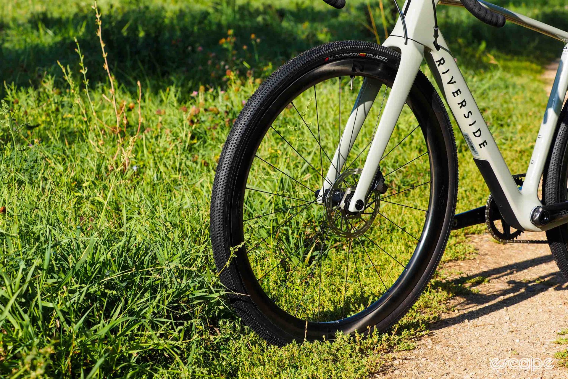 The fork and front Reynolds ATR carbon fiber wheel, which has a mid-depth 40mm section and is shod with Hutchinson Touareg tire.