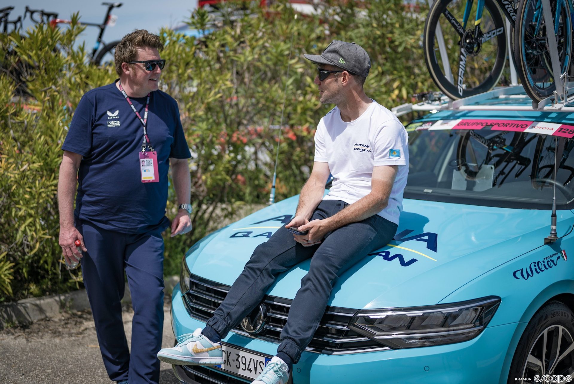 Rod Ellingworth speaking with Mark Cavendish at the 2023 Giro d'Italia.