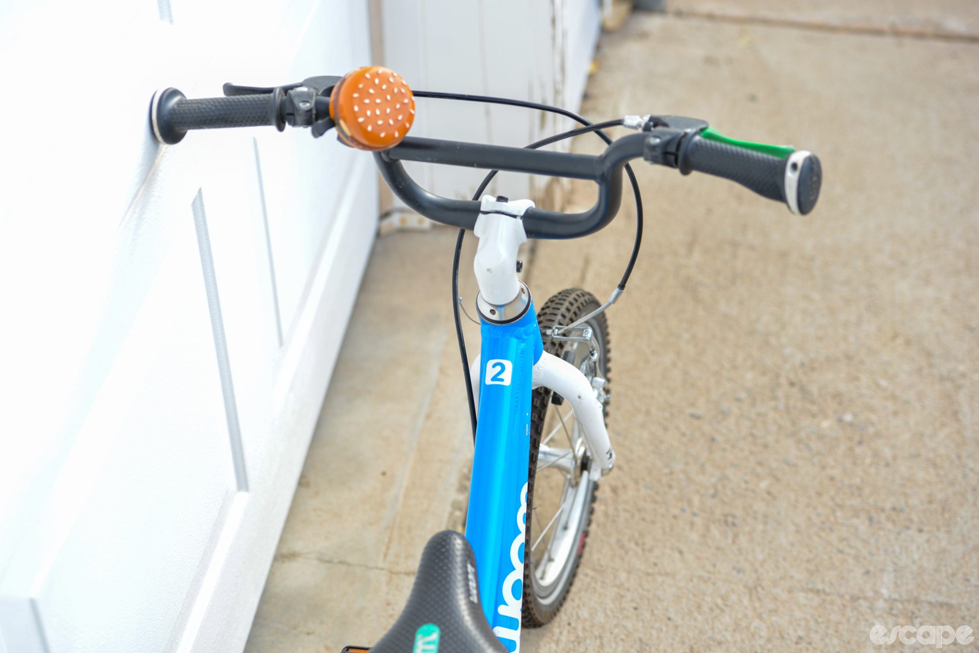 The Woom from the top showing the BMX-style handlebar and a hamburger-stylized bike bell.