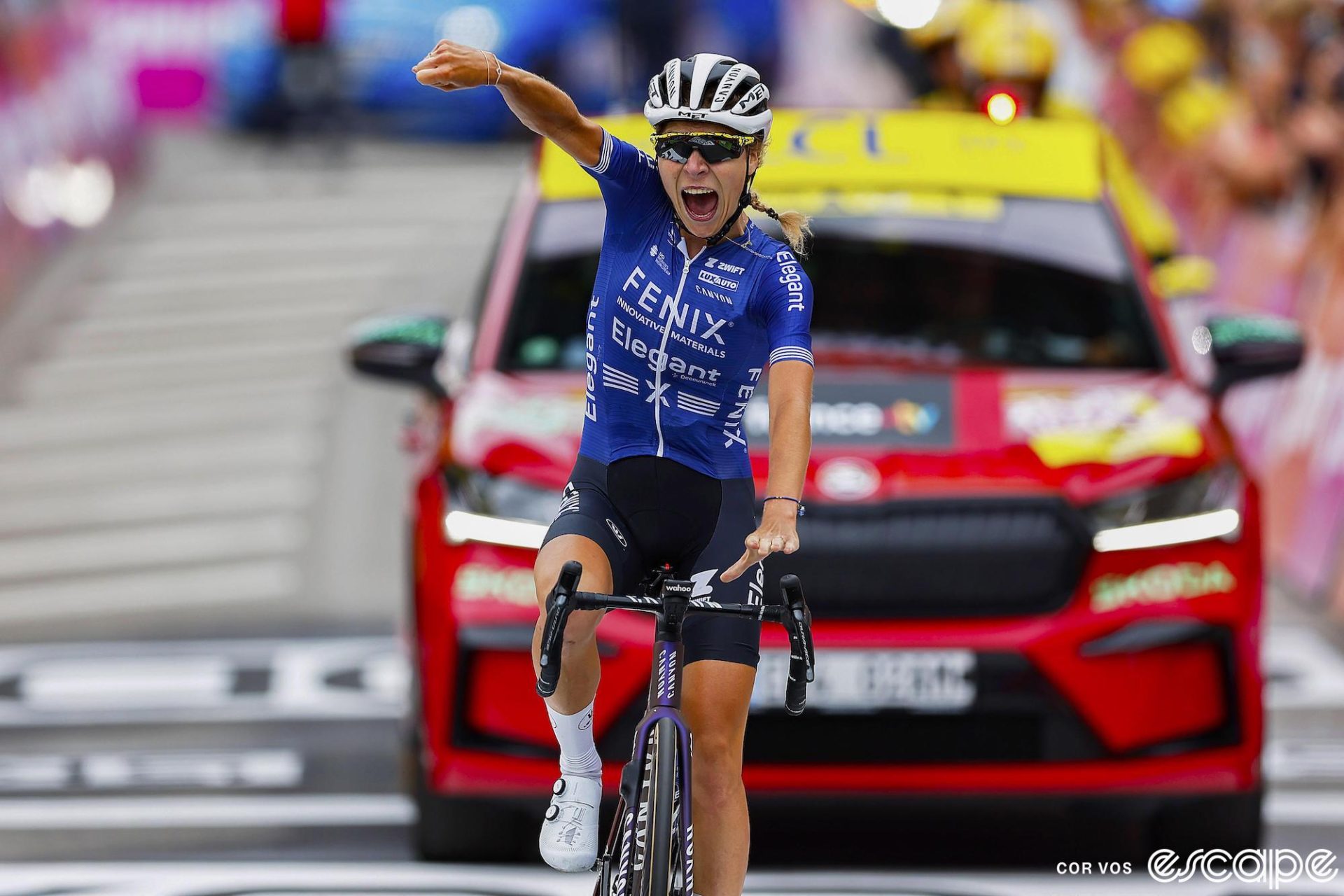 Yara Kastelijn celebrates as she crosses the line solo to win stage 4 of the 2023 Tour de France Femmes.
