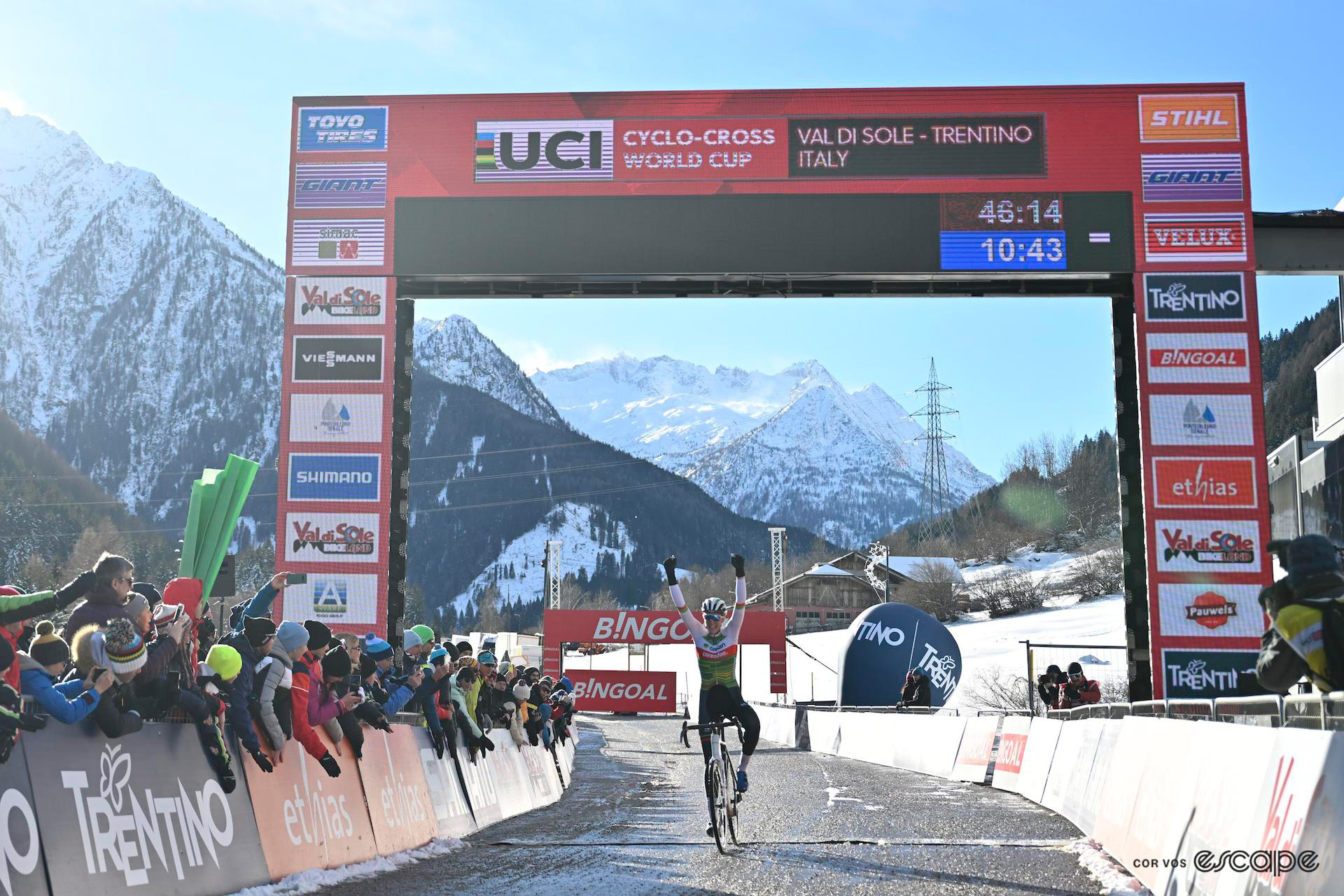 Manon Bakker crosses the line celebrating victory at UCI Cyclocross World Cup Val di Sole.