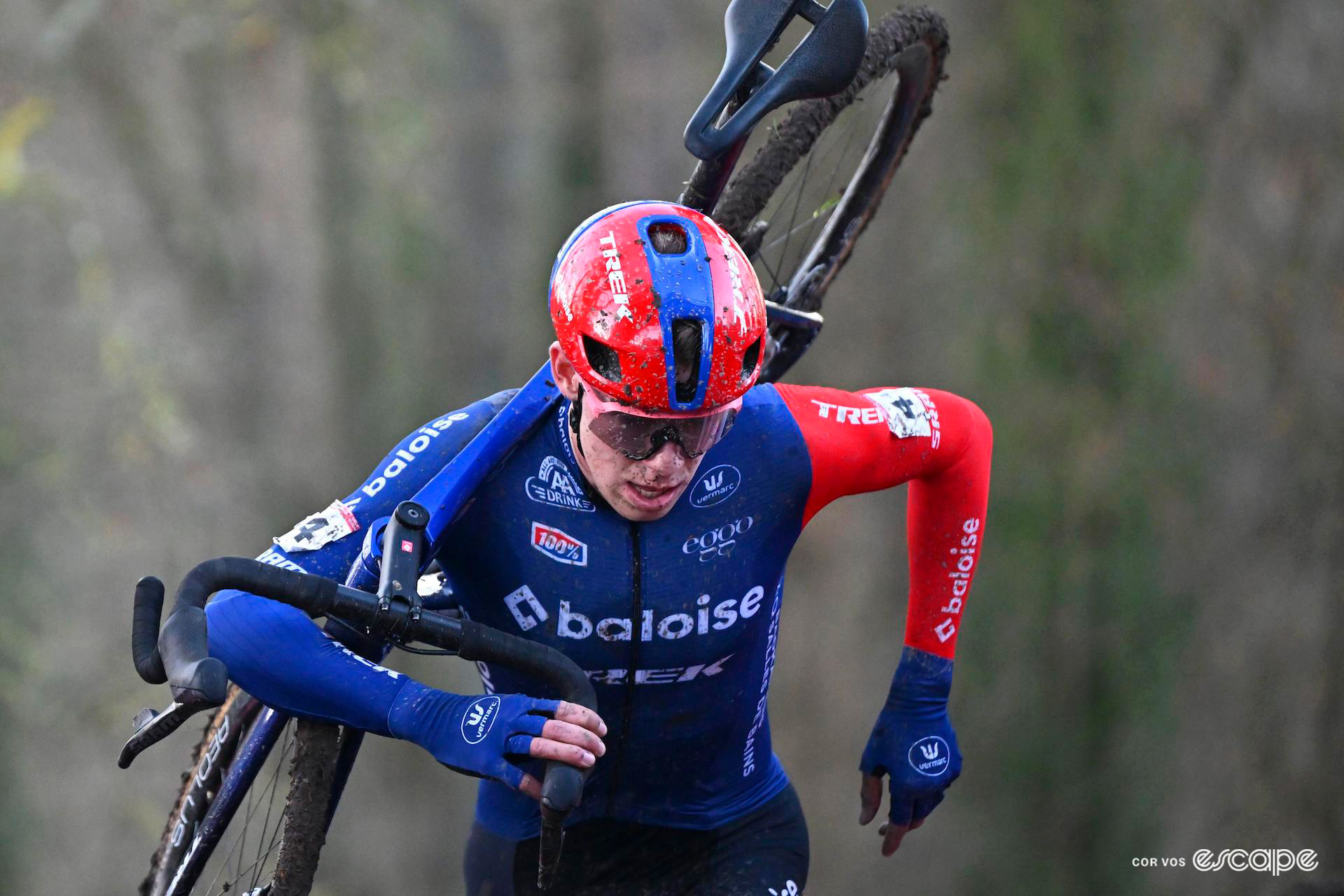 Pim Ronhaar runs with his bike during Cyclocross World Cup Namur.