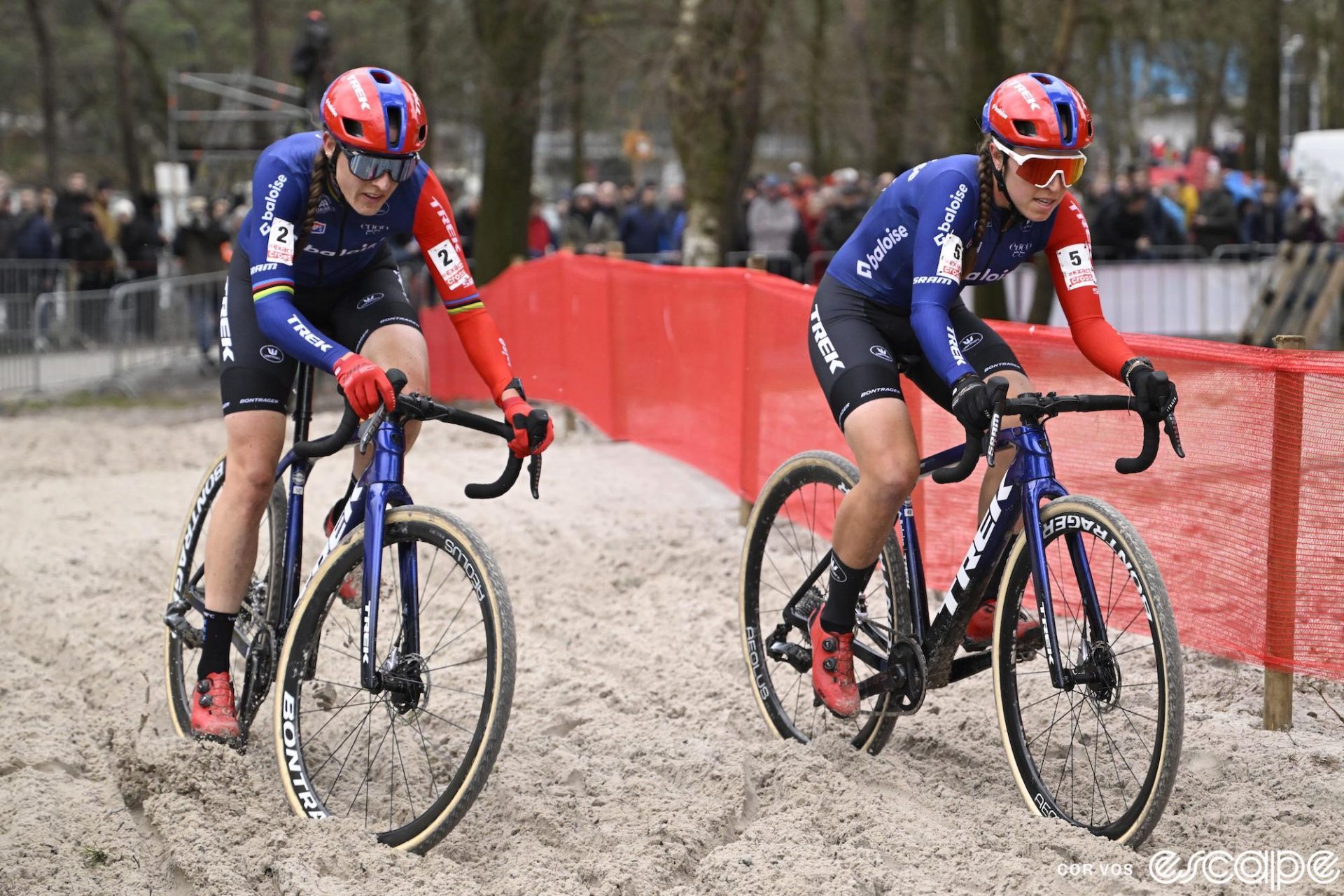 Lucinda Brand and Shirin van Anrooij battle for the early lead in a sandy section at the Zilvermeercross.