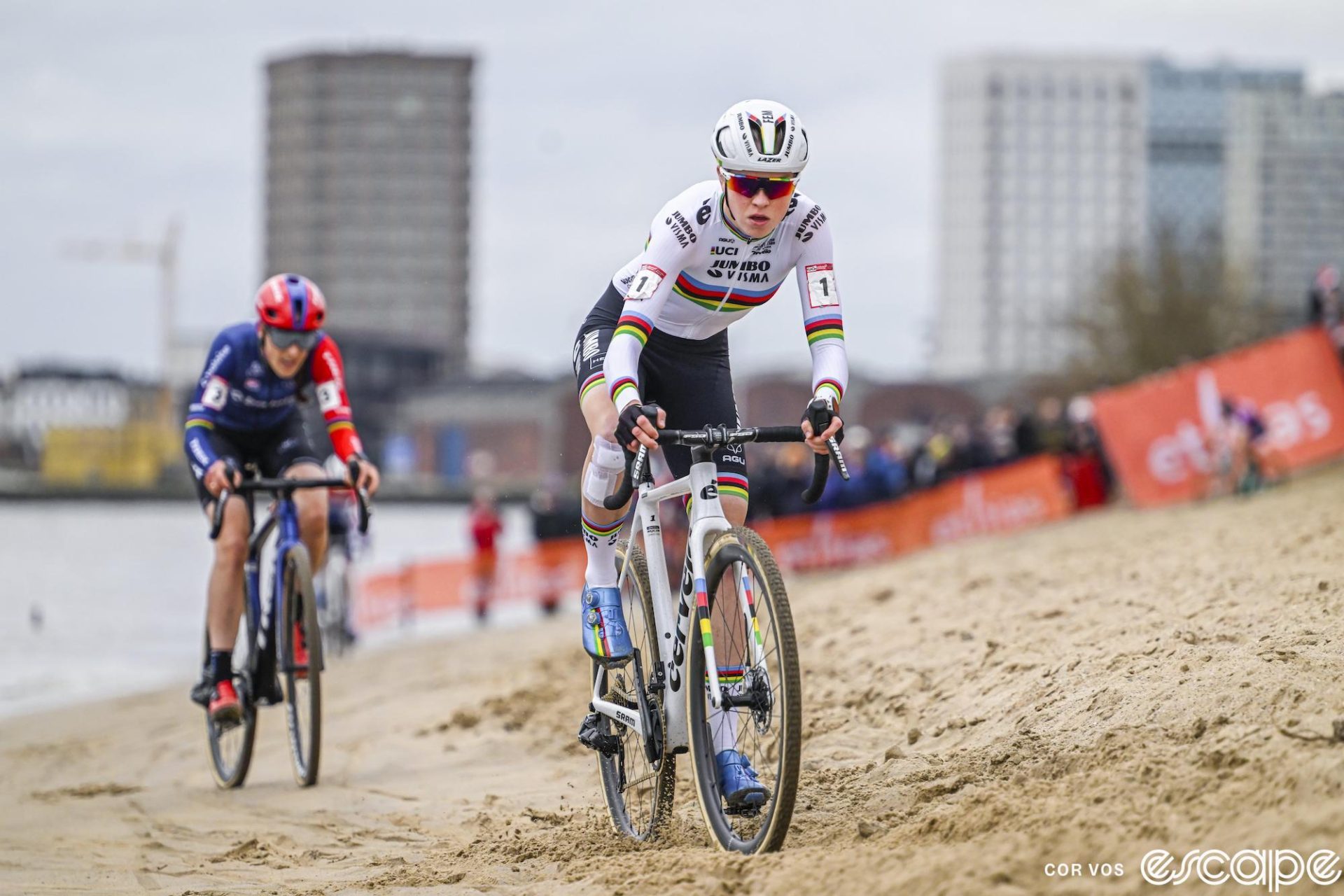 Fem van Empel leads Lucinda Brand on the beach in the early laps of the Antwerp World Cup.