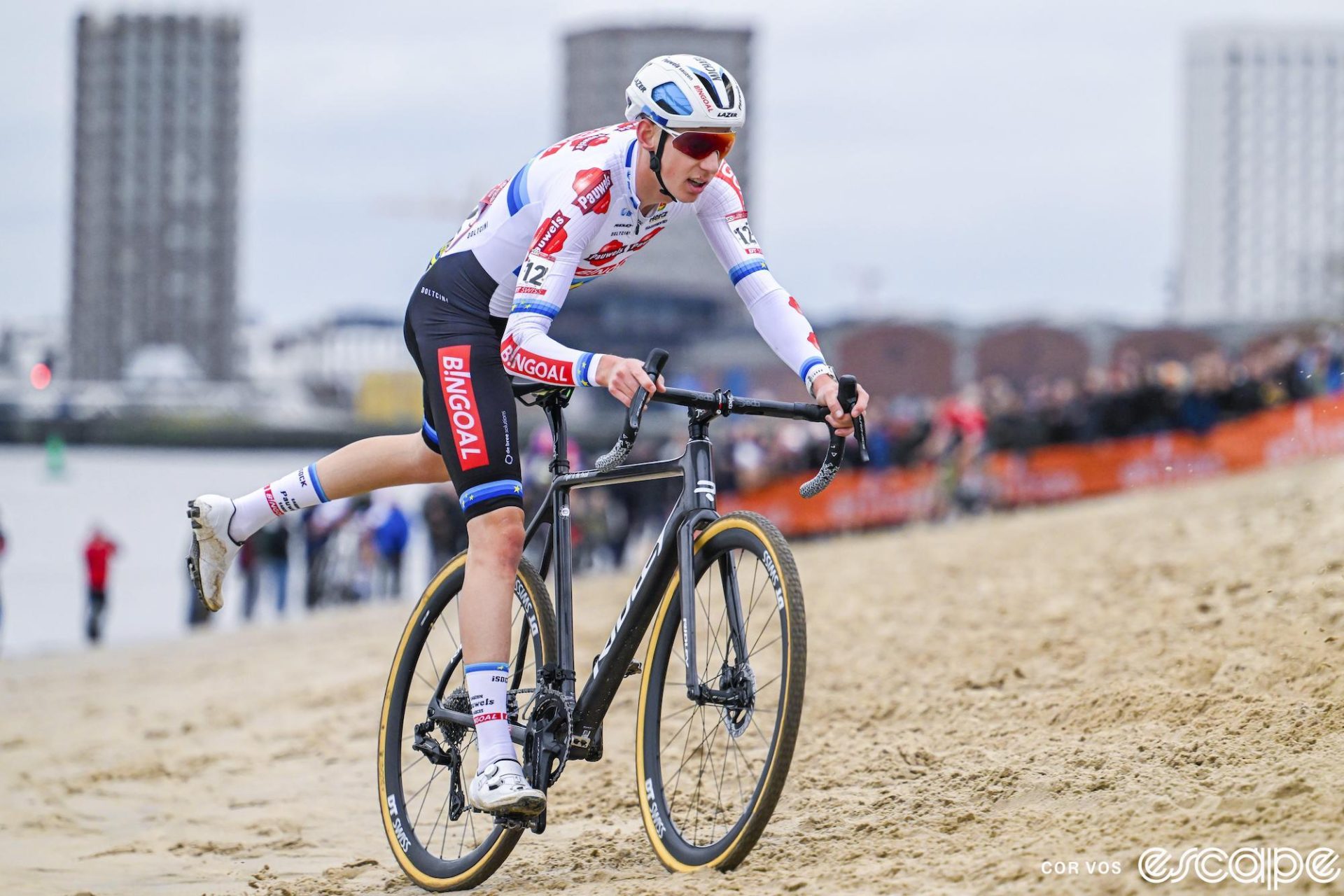 Michael Vanthourenhout dismounts on the beach. He gets off to the right side of the bike, which is different than the majority of riders, and is one of the only top crossers to do this.