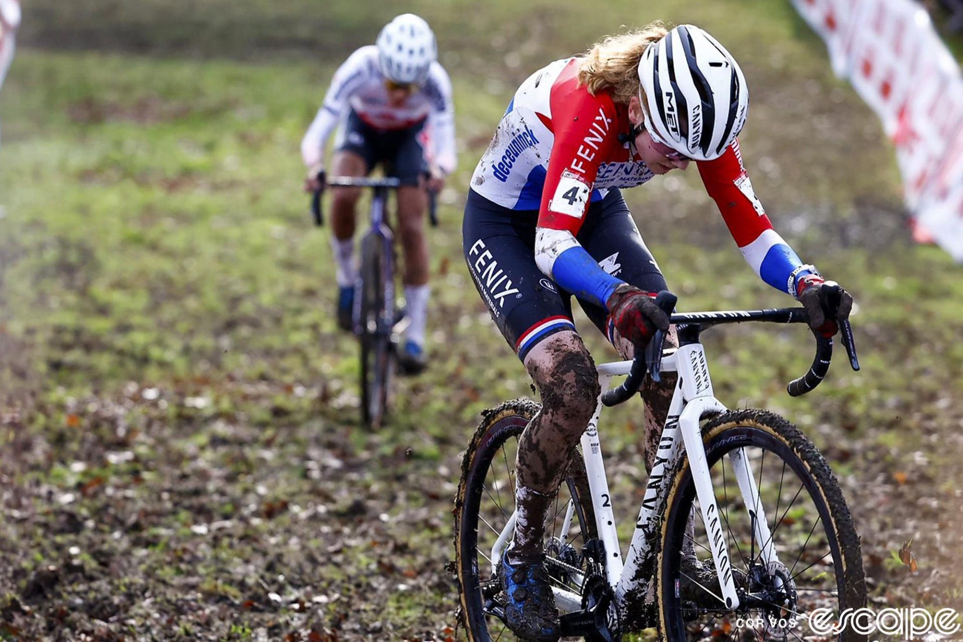 Puck Pieterse leads Ceylin del Carmen Alvarado on a long, grinding grass and mud section at Gavere.