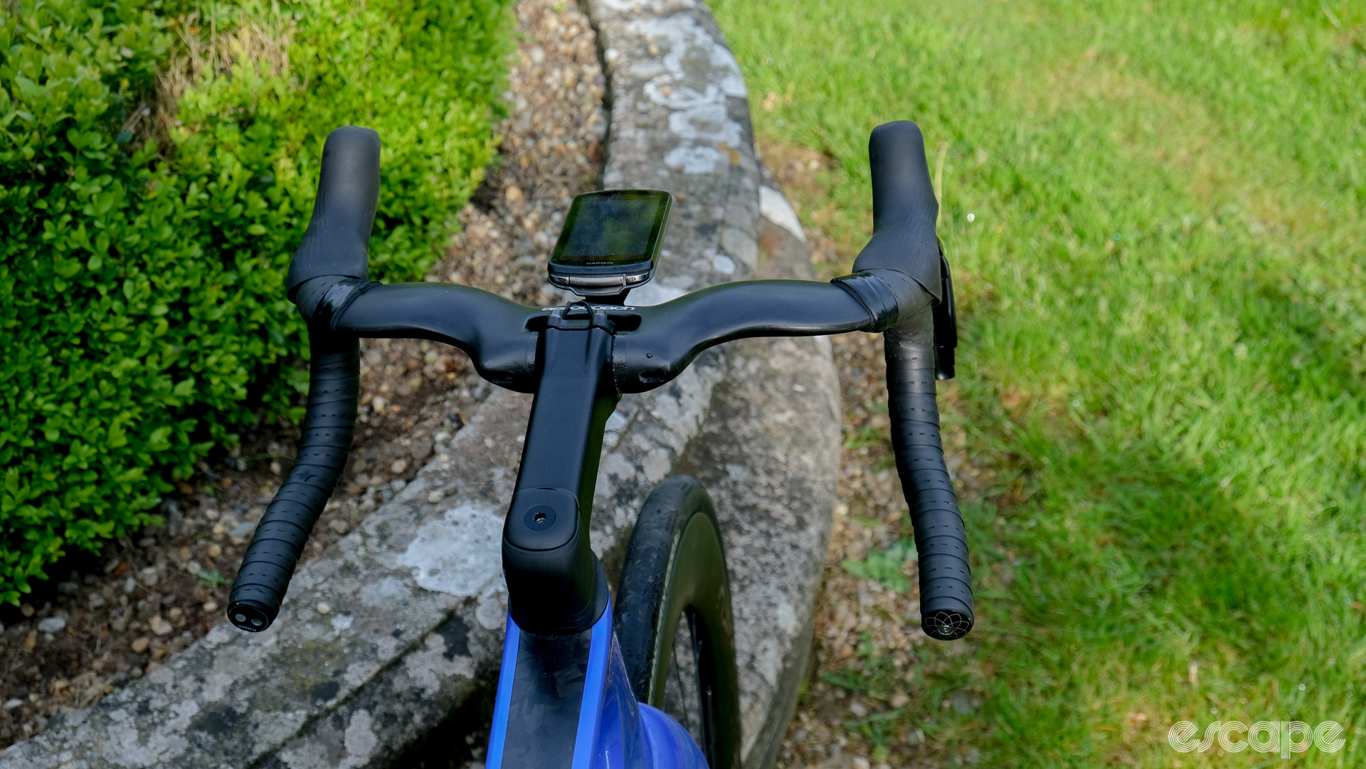 A top view of the Aerocoach Ornix handlebar, which shifts forward from the stem on aero-profiled tops to a narrow lever stance and then widens slightly to the drops.