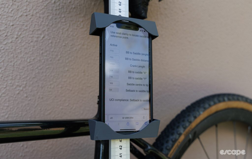 Ryden Pro Bike Tool holding a smartphone. 