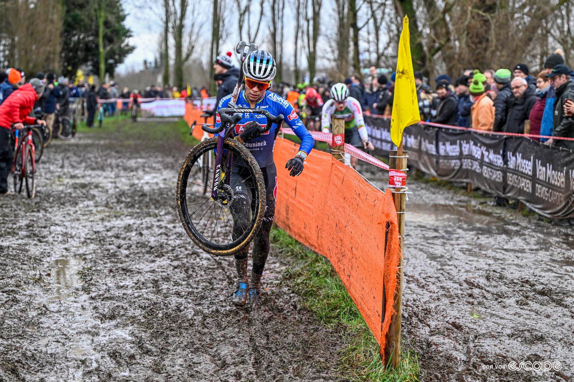 Ceylin del Carmen Alvarado leaves the pits carrying her bike during Hexia Cyclocross Gullegem.