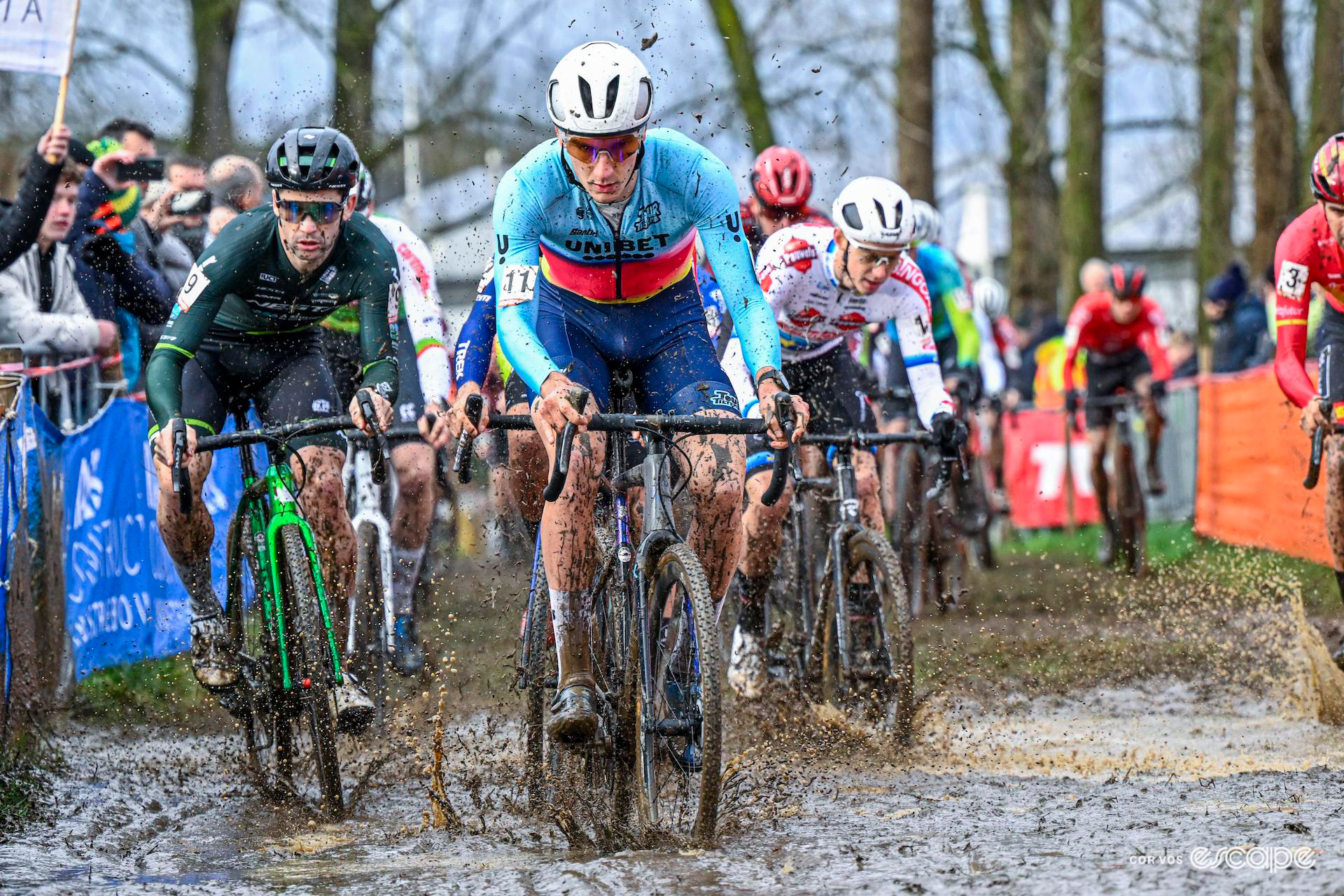 Lander Loockx leads the elite men's field in the first lap of Hexia Cyclocross Gullegem.