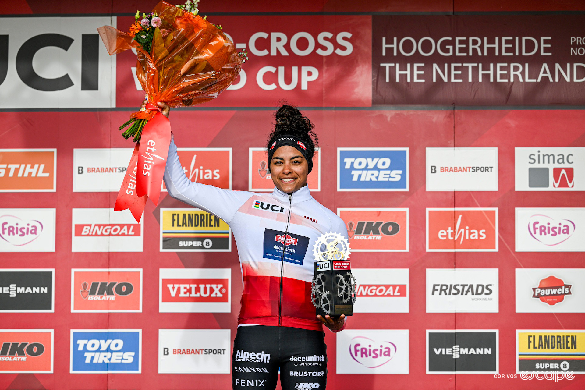 Ceylin del Carmen Alvarado accepts the jersey and trophy of overall CX World Cup winner after CX World Cup Hoogerheide.