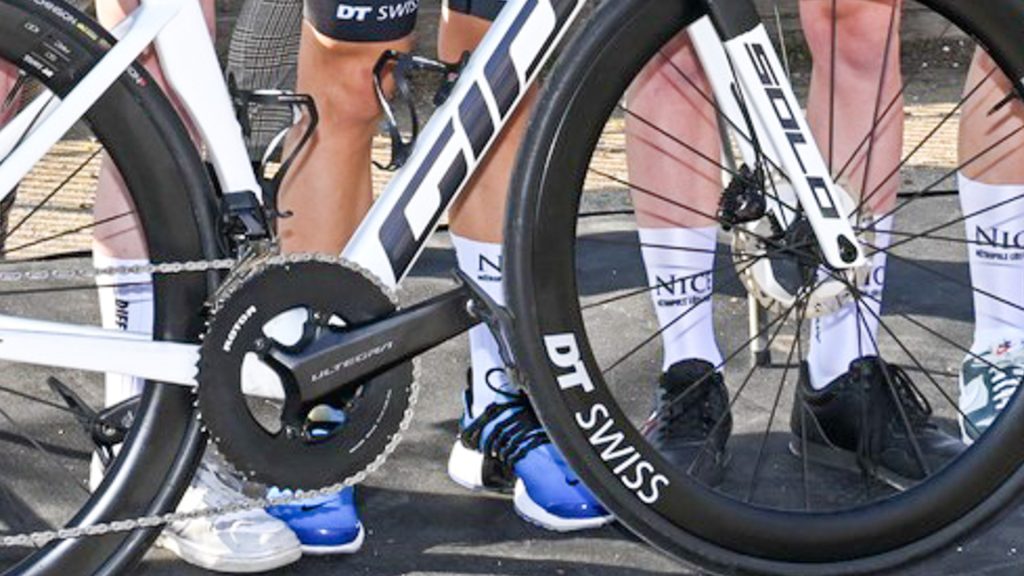 The photo shows the prototype PW8 Ekoi pedals on the Team Nice Metropole 2024 team bike.
