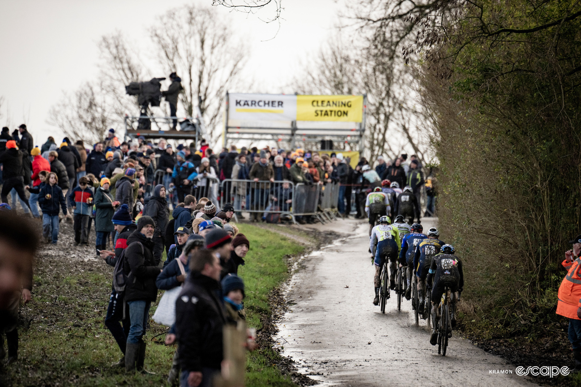 A group of elite men ride the road section towards the much-needed cleaning station during the GP Sven Nys, X2O Trofee Baal.