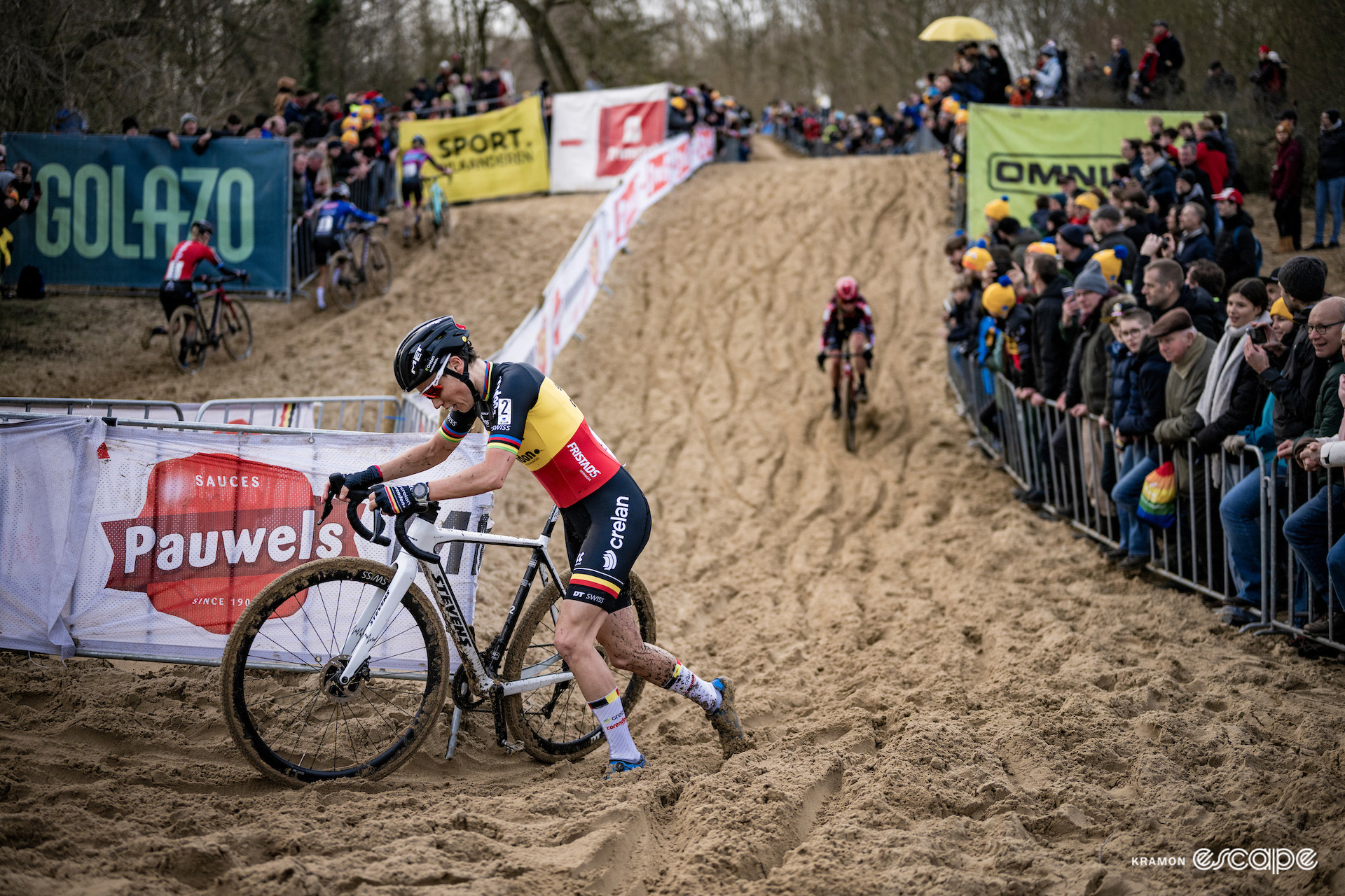 Belgian national champion Sanne Cant runs around a corner in the sand during X2O Trofee Koksijde - Vlaamse Duinencross.