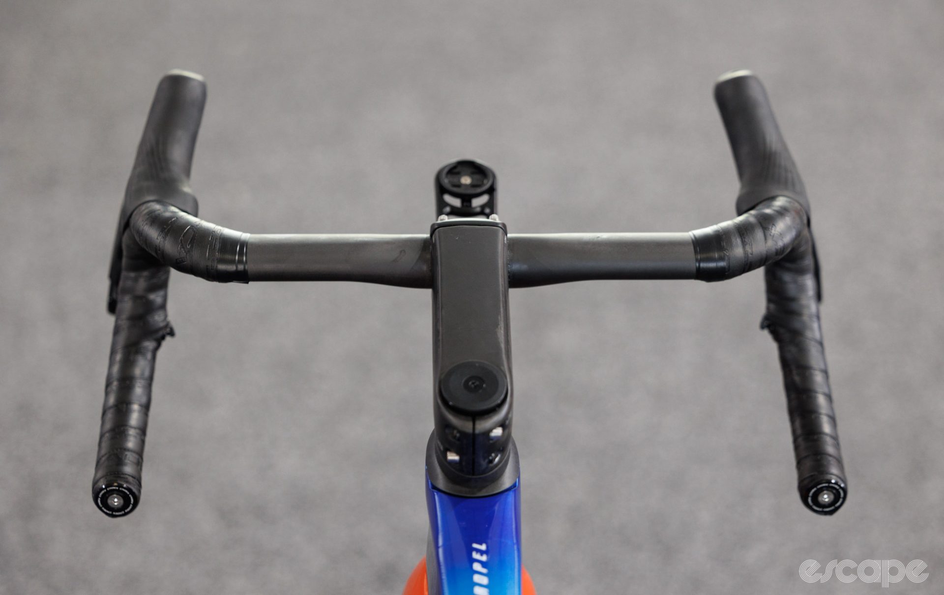 The Propel cockpit features an integrated, two-piece bar stem with a blocky looking stem. As is custom, brake levers are pointed in slightly.
